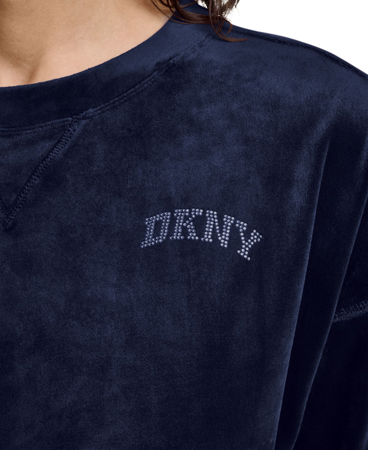 Женский свитер DKNY Sport Super-Soft Velour Relaxed-Fit High-Low Crewneck Pullover Top with Varsity Rhinestone Logo, цвет: Бордово-красный — фото 16