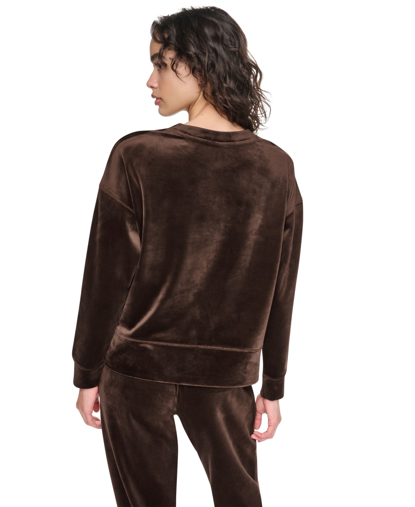 Женский свитер DKNY Sport Super-Soft Velour Relaxed-Fit High-Low Crewneck Pullover Top with Varsity Rhinestone Logo, цвет: Бордово-красный — фото 23