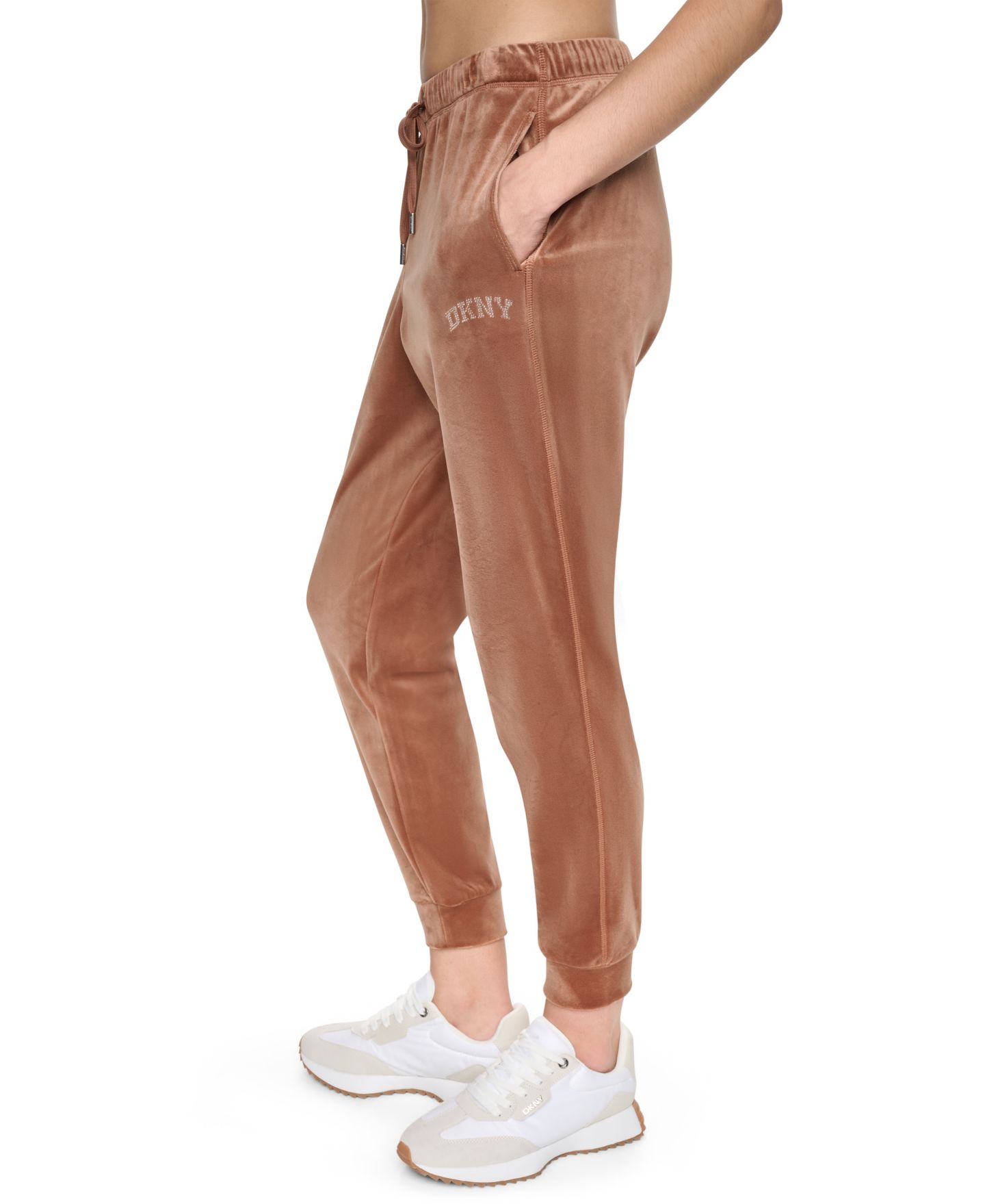 Женские брюки DKNY Sport Mid-Rise Super-Soft Velour Rhinestone Logo Jogger, цвет: Чёрный — фото 25