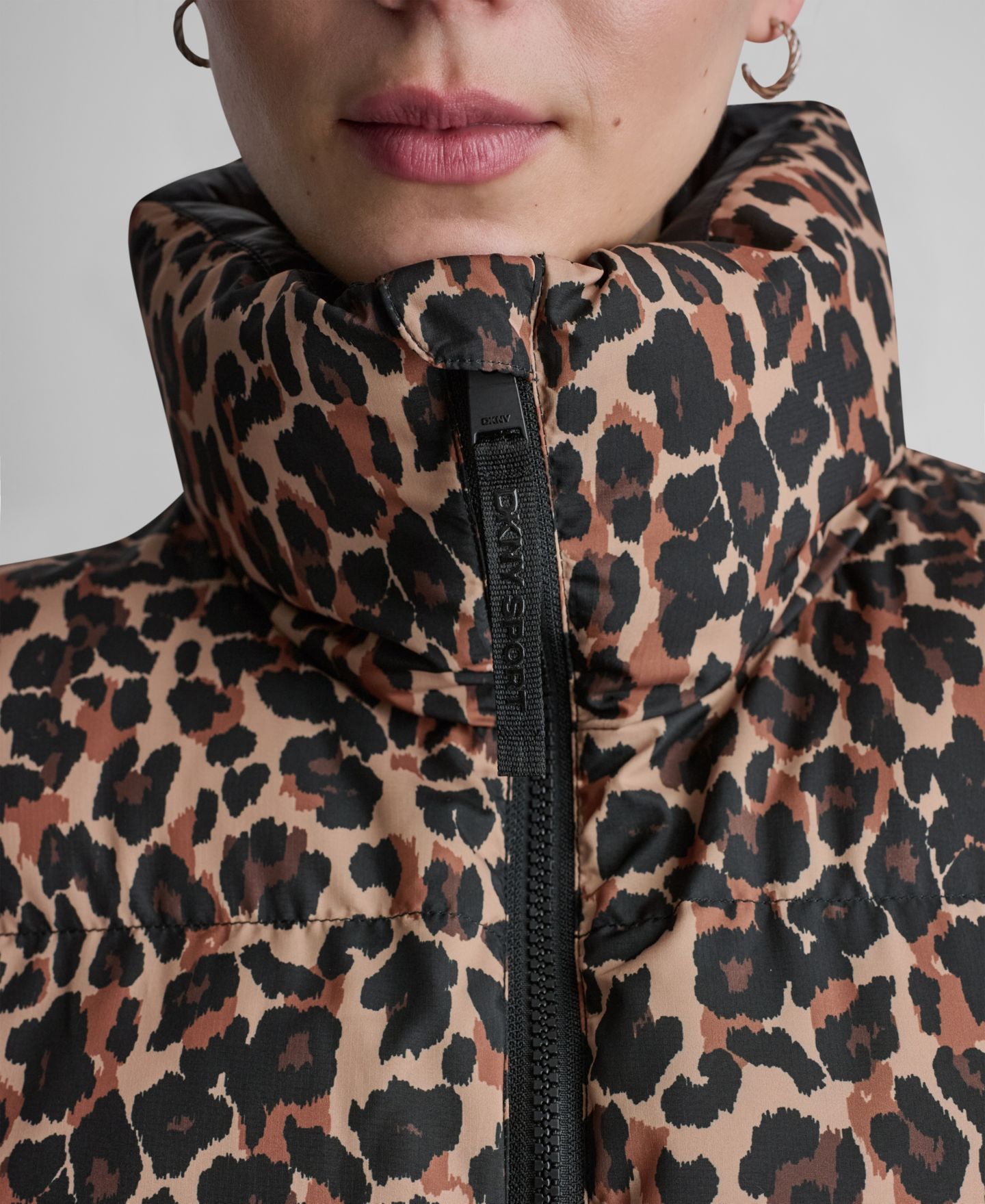 Женский жилет DKNY Sport Puffer Animal-Print, цвет: Cheetah — фото 5