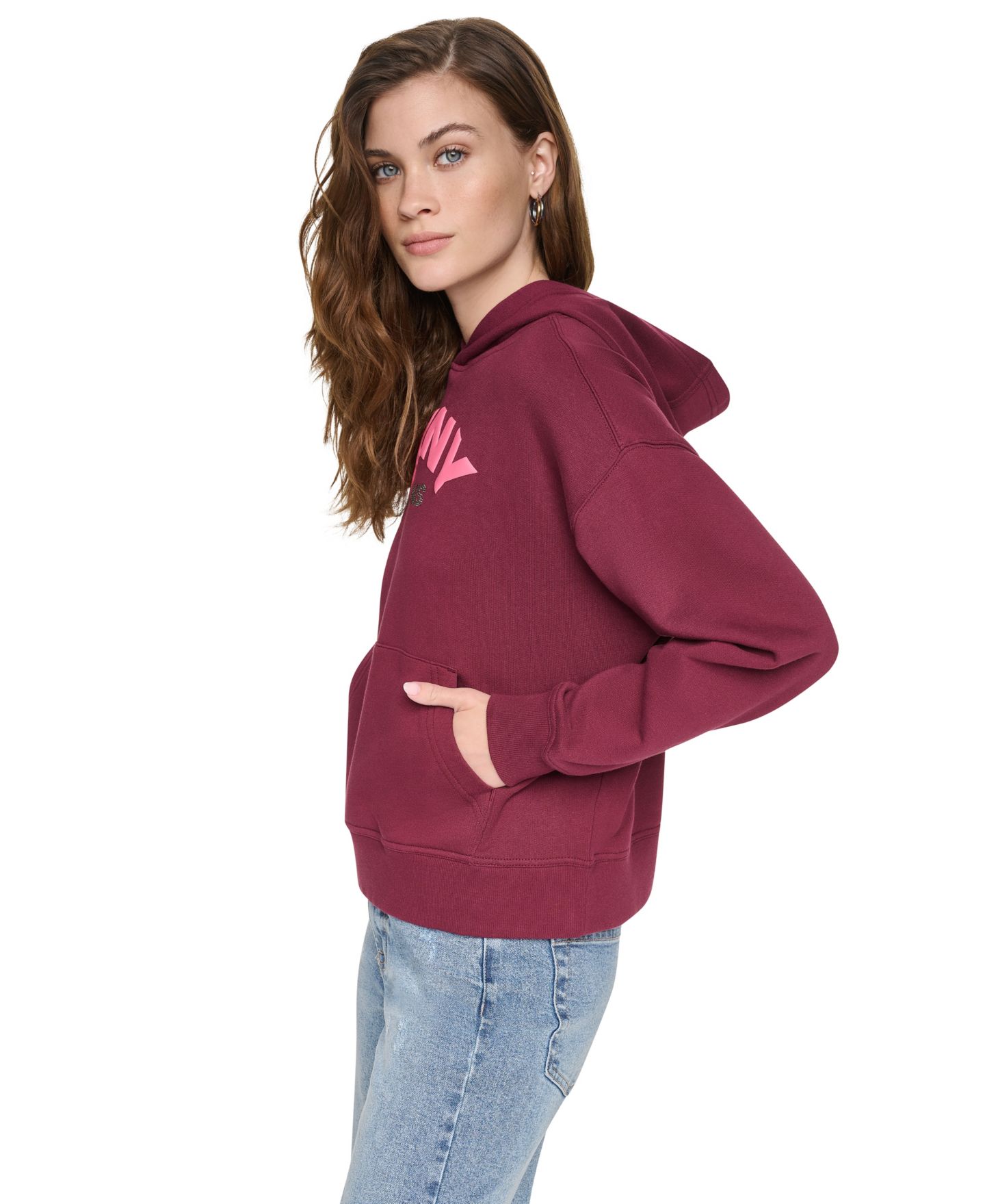 Женское худи DKNY Jeans с логотипом из страз и объёмным принтом, цвет: Бордово-красный — фото 3