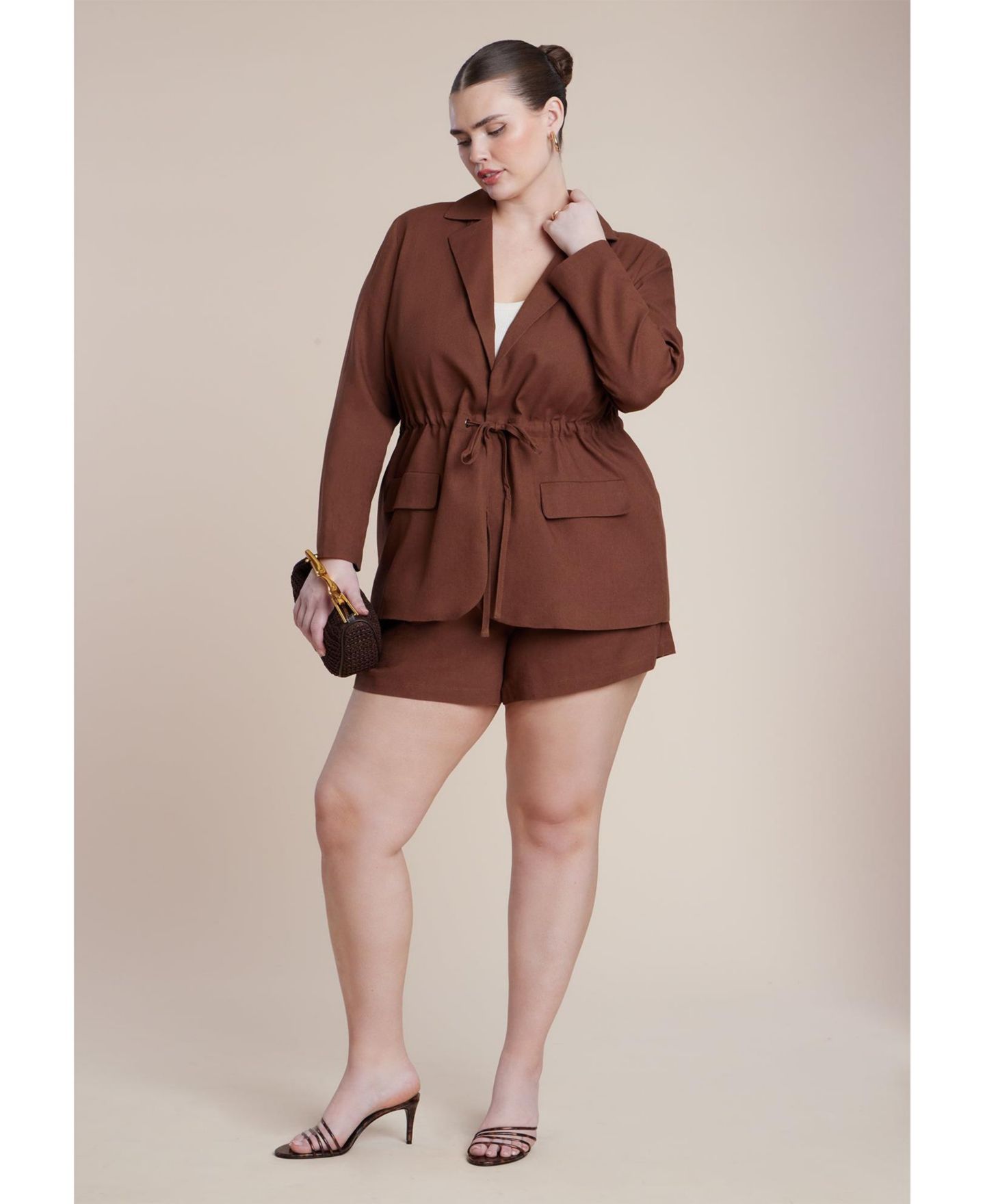Женский пиджак ELOQUII Drawstring Waist Linen Blazer, цвет: Коричневый — фото 4