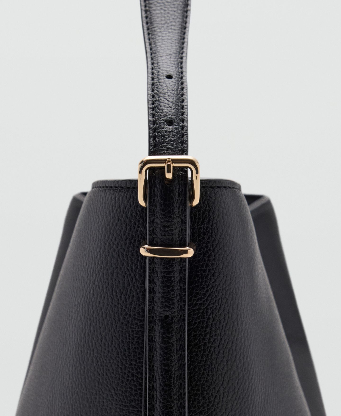Женская сумка MANGO Buckle Faux Leather Adjustable Bucket, цвет: Чёрный — фото 2