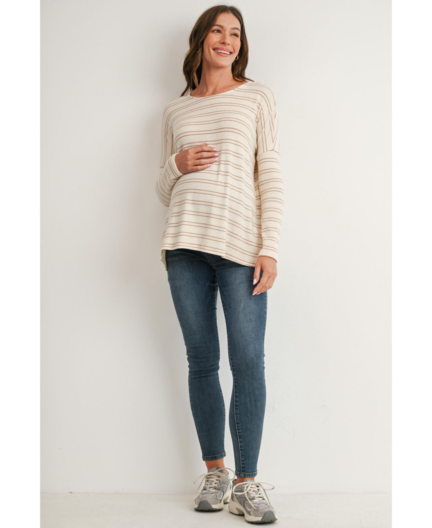 Женская футболка Hello Miz Maternity Striped Boat-Neck Long-Sleeve T-Shirt, цвет: Кремовый / Серо-коричневый — фото 4