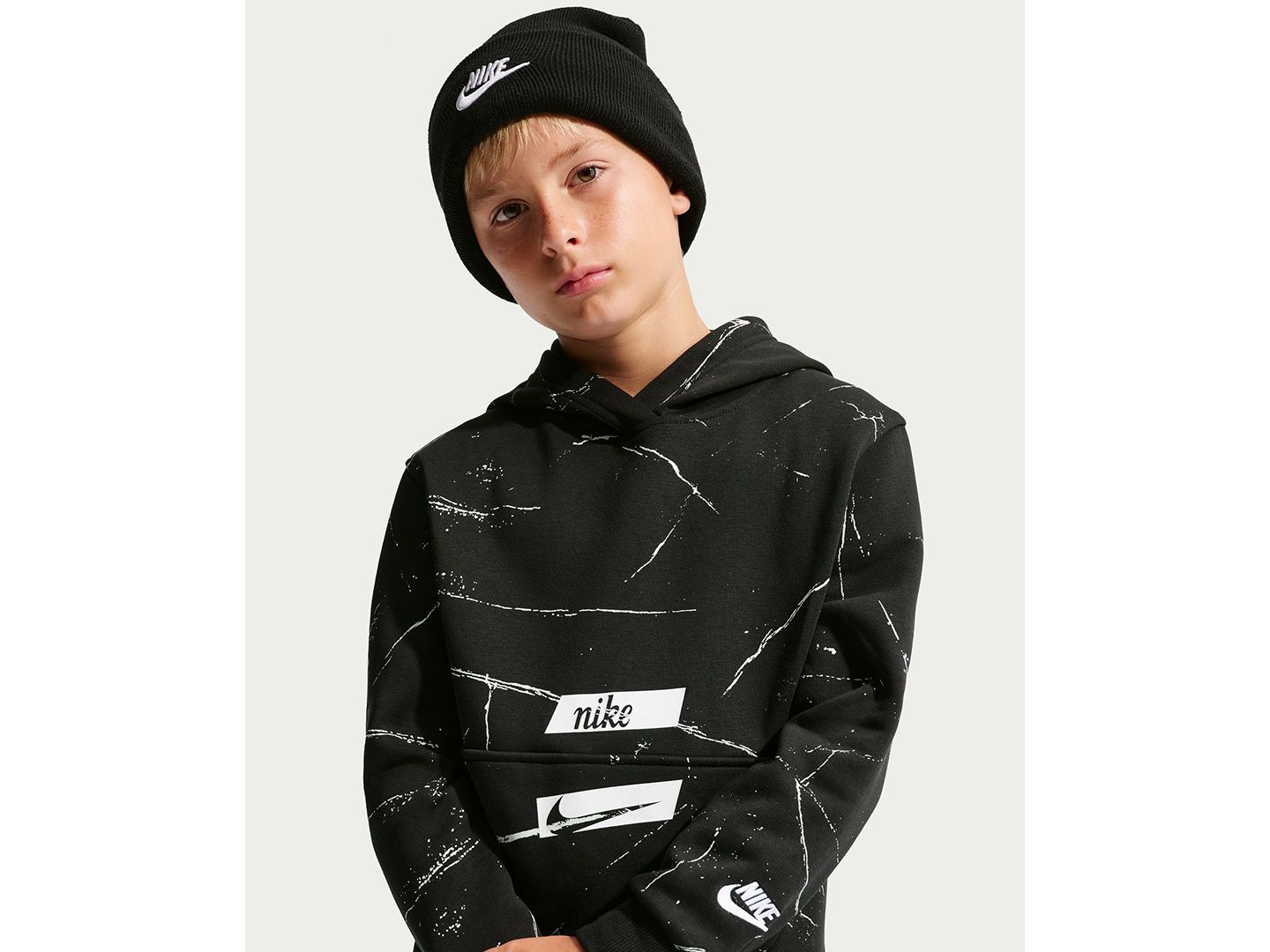 Детское худи Nike Sportswear Club Fleece Allover-Print Kangaroo Pocket Pullover, цвет: Чёрный / Белый — фото 3