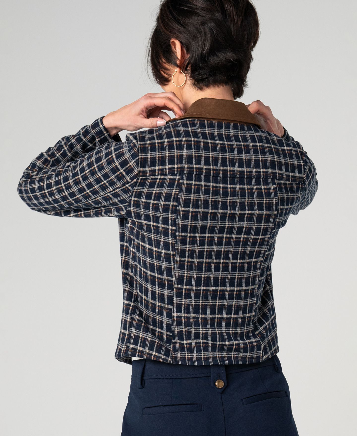 Женский пиджак Liverpool Los Angeles Stretch Plaid Unlined Cropped Blazer, цвет: Тёмно-синий разноцветный — фото 4
