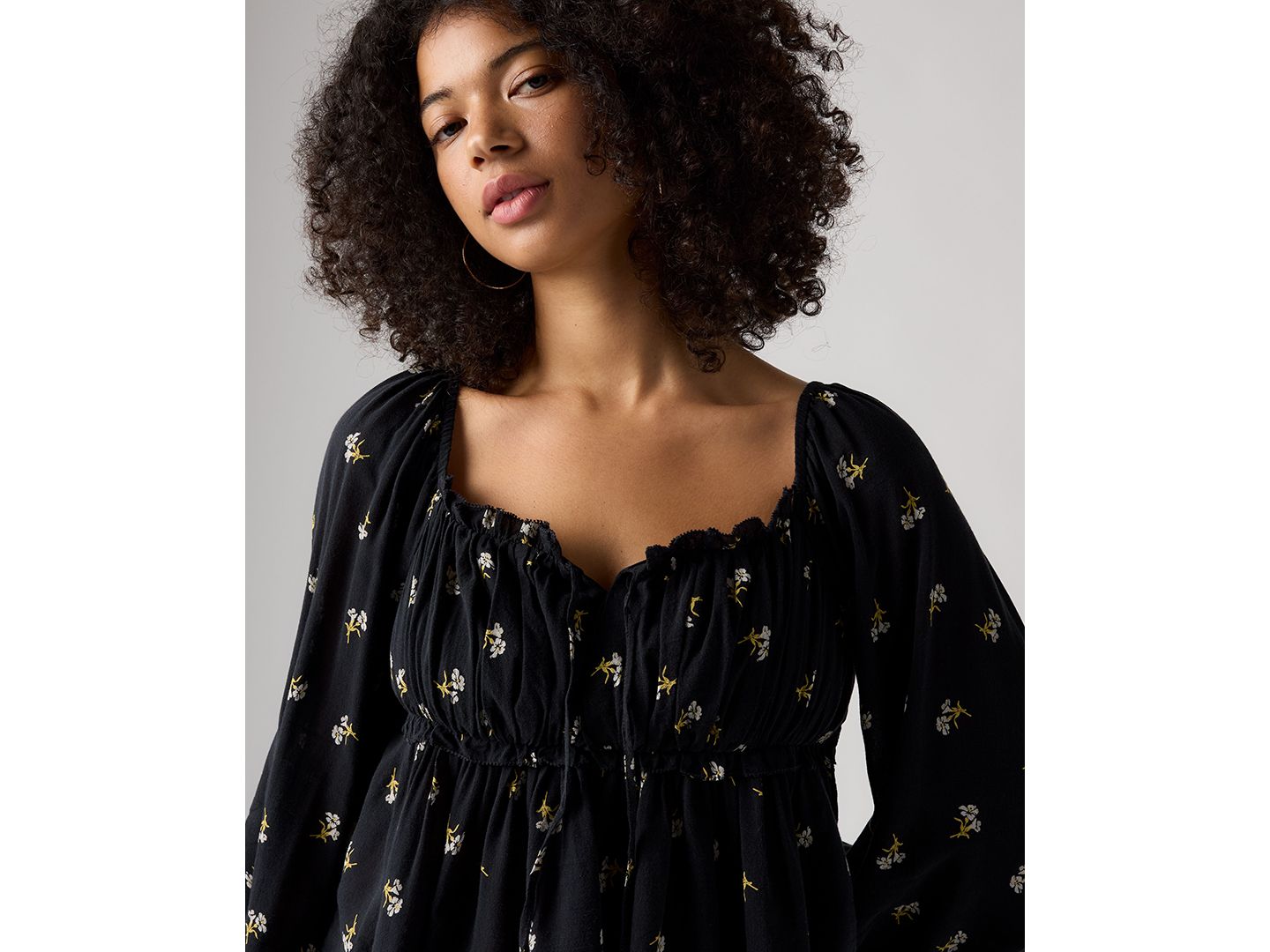 Женская блузка Levi's Premium Oraya Front-Tie Floral-Print Scoop Neck, цвет: С принтом антрацитовый — фото 3