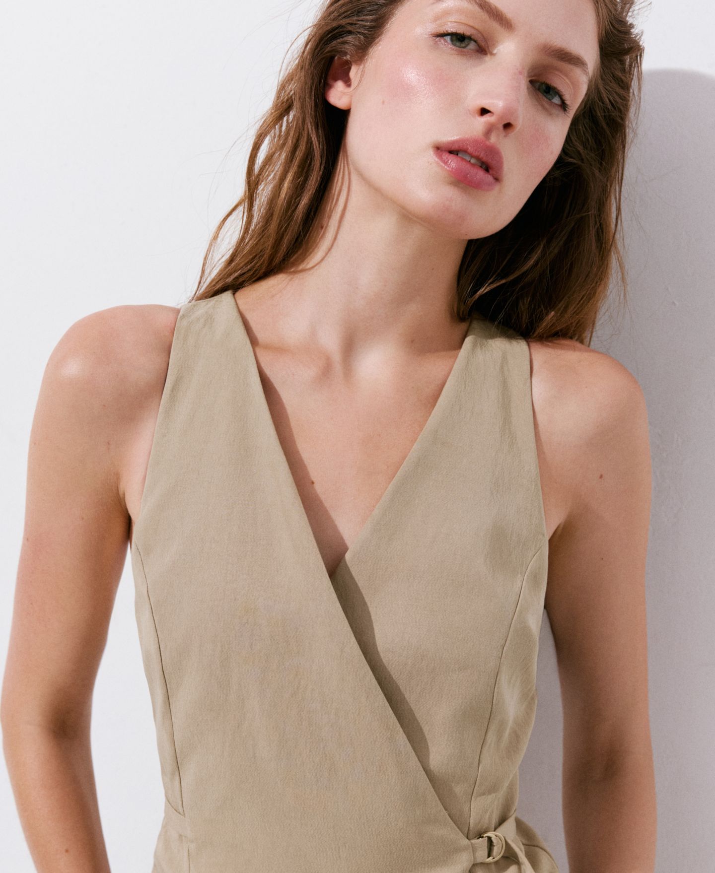 Женский комбинезон MANGO Crossover V-Neck Wide-Leg Sleeveless Jumpsuit, цвет: Средний коричневый — фото 5