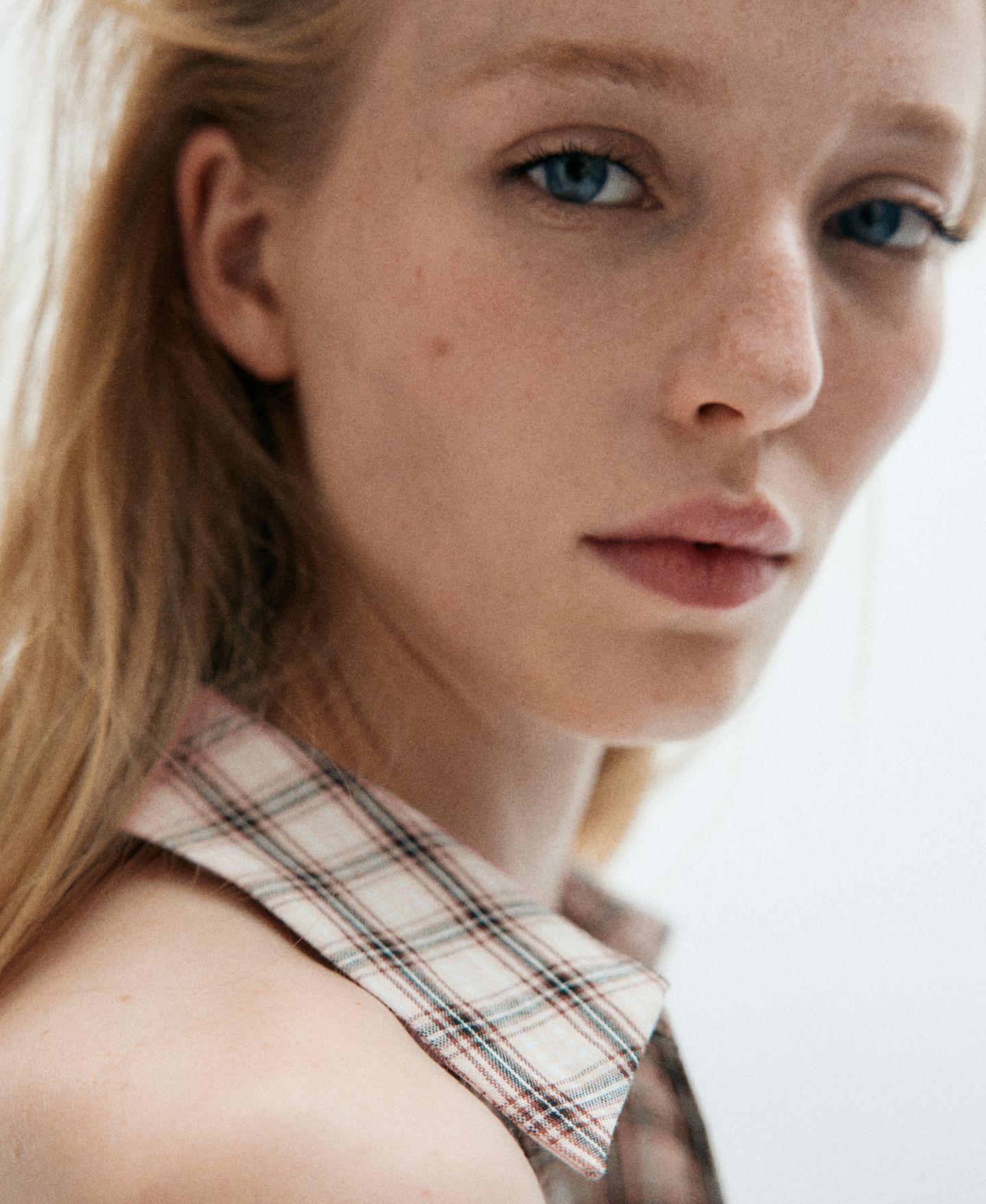 Женская блузка Mango Plaid Ruched V-Neck, цвет: Коричневый — фото 4