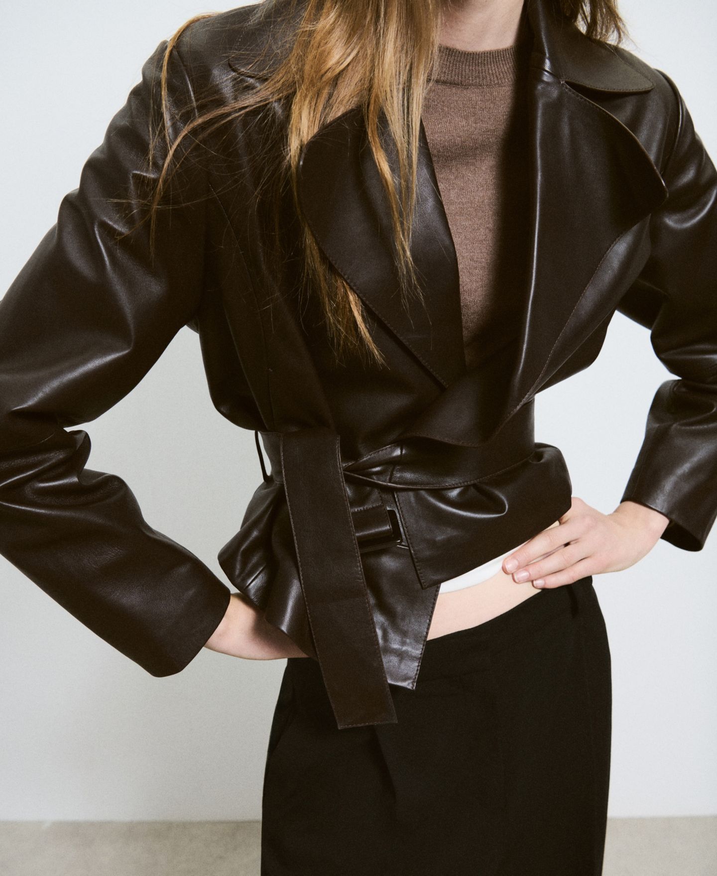 Женская куртка Mango Selection Leather Belted Cropped Trench, цвет: Шоколадный — фото 6