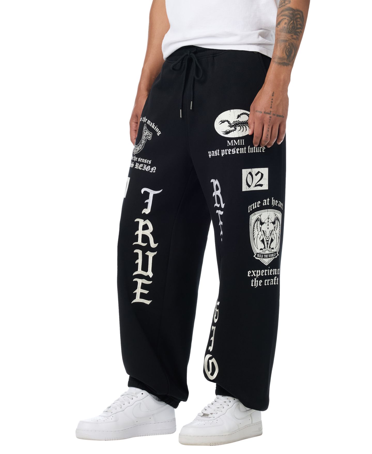 Мужские брюки True Religion Endless Reign Graphic Boxy Jogger, цвет: Угольно-чёрный — фото 2