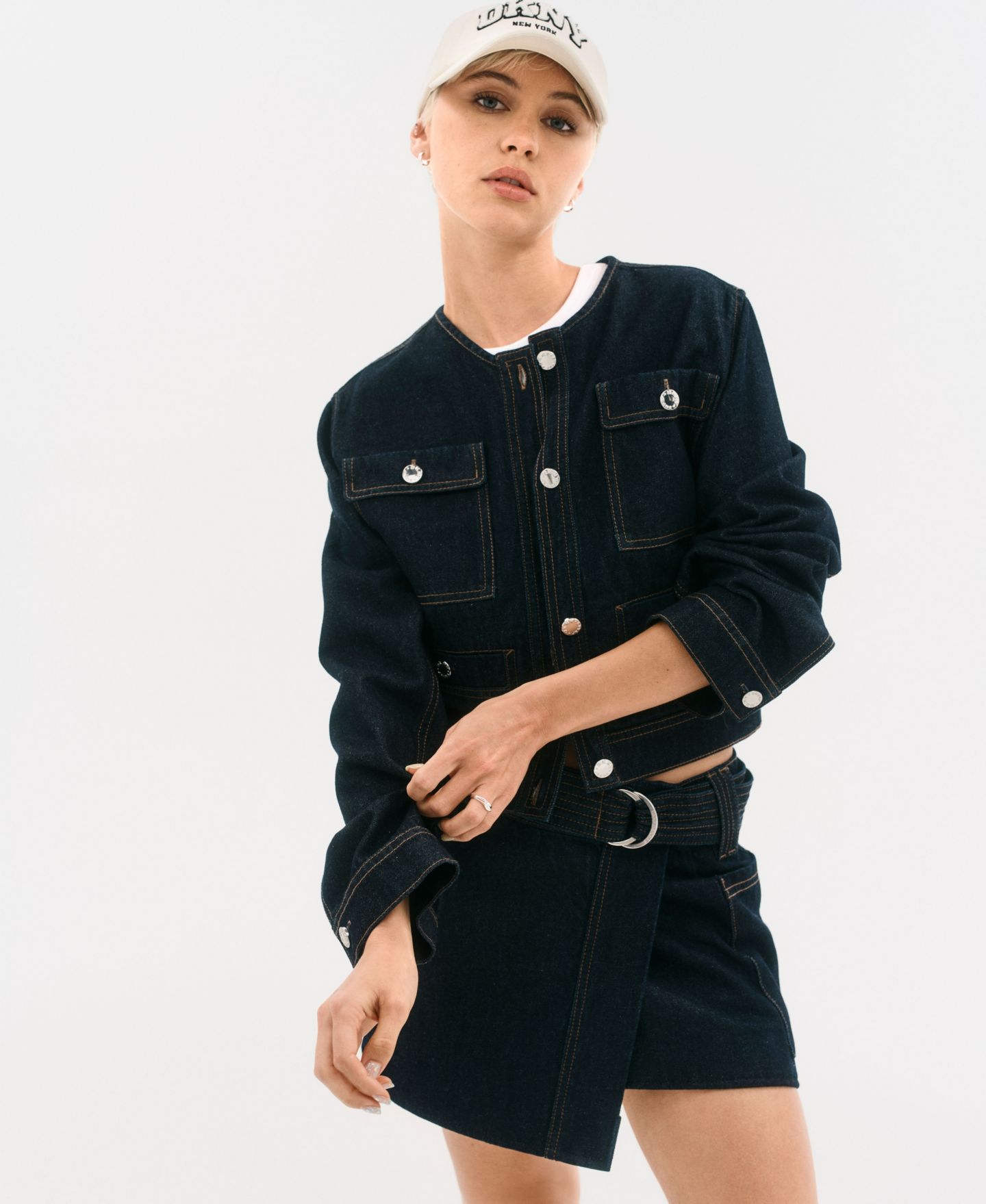 Женская куртка DKNY Jeans Mixed-Media Cropped Denim Jacket, цвет: Гусиная лапка — фото 10
