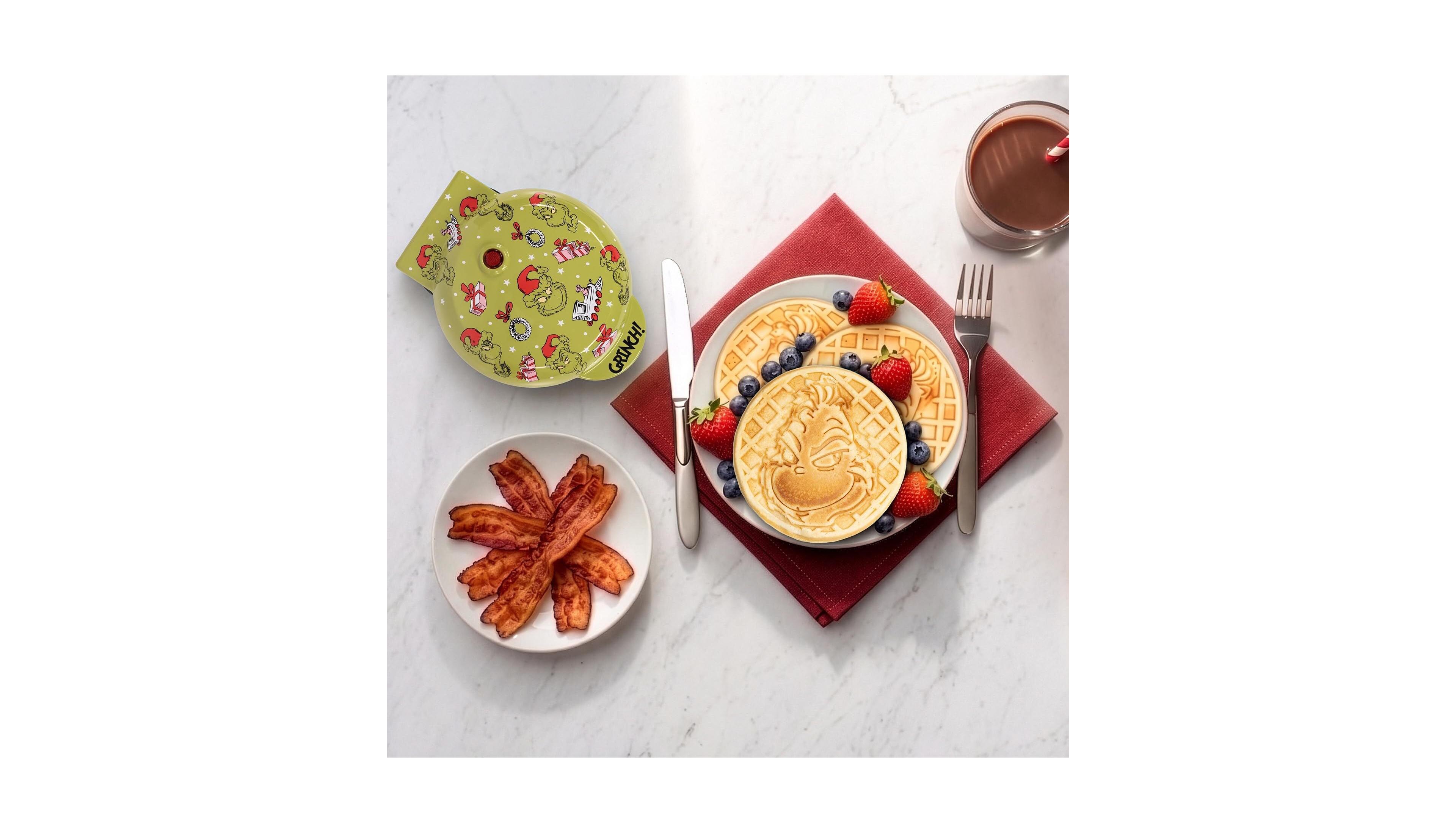 Uncanny Brands Dr. Seuss Grinch Mini Waffle Maker