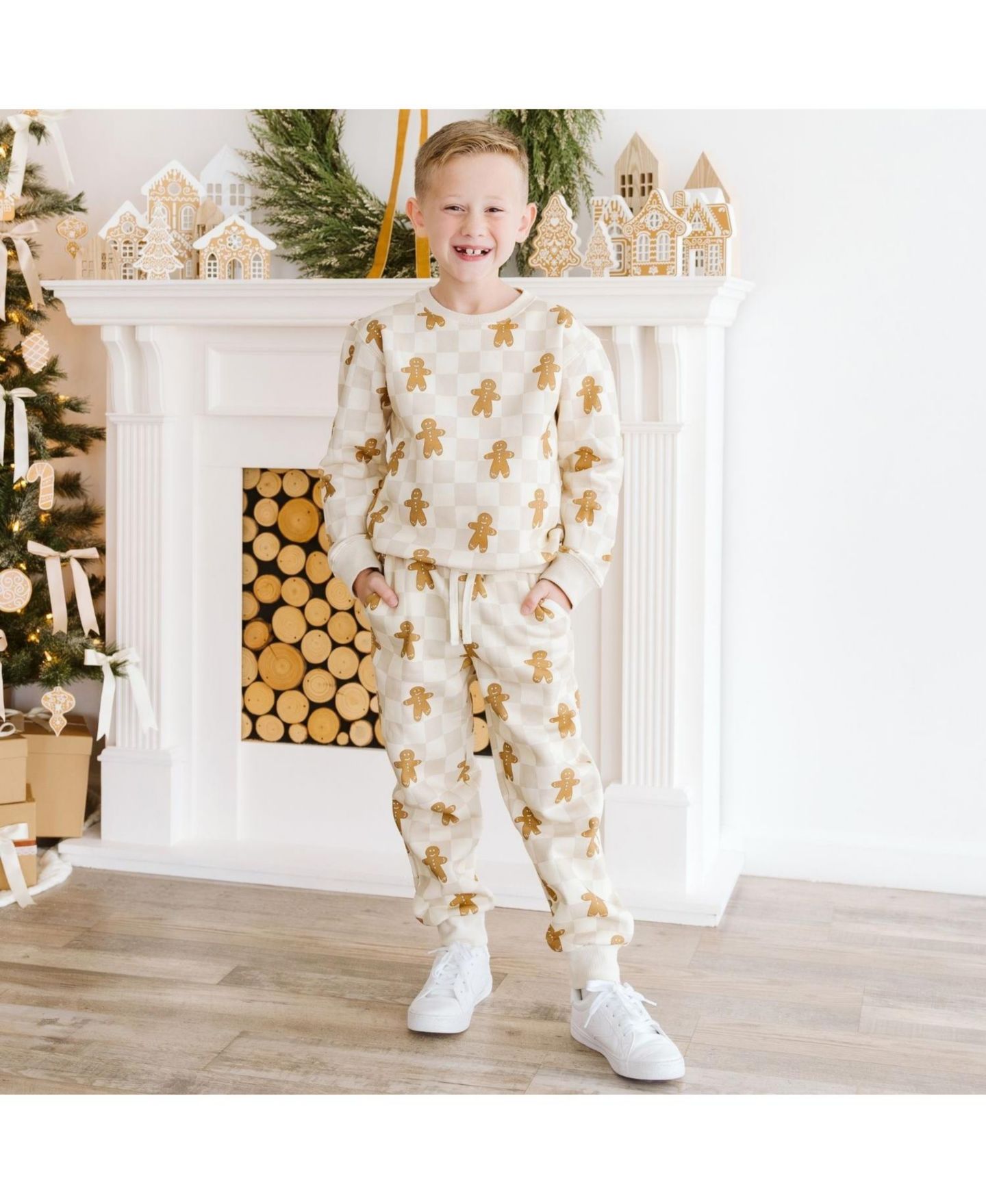 Детские джоггеры Sweet Wink с принтом Gingerbread на флисовой подкладке, 8-20, цвет: Слоновая кость — фото 2