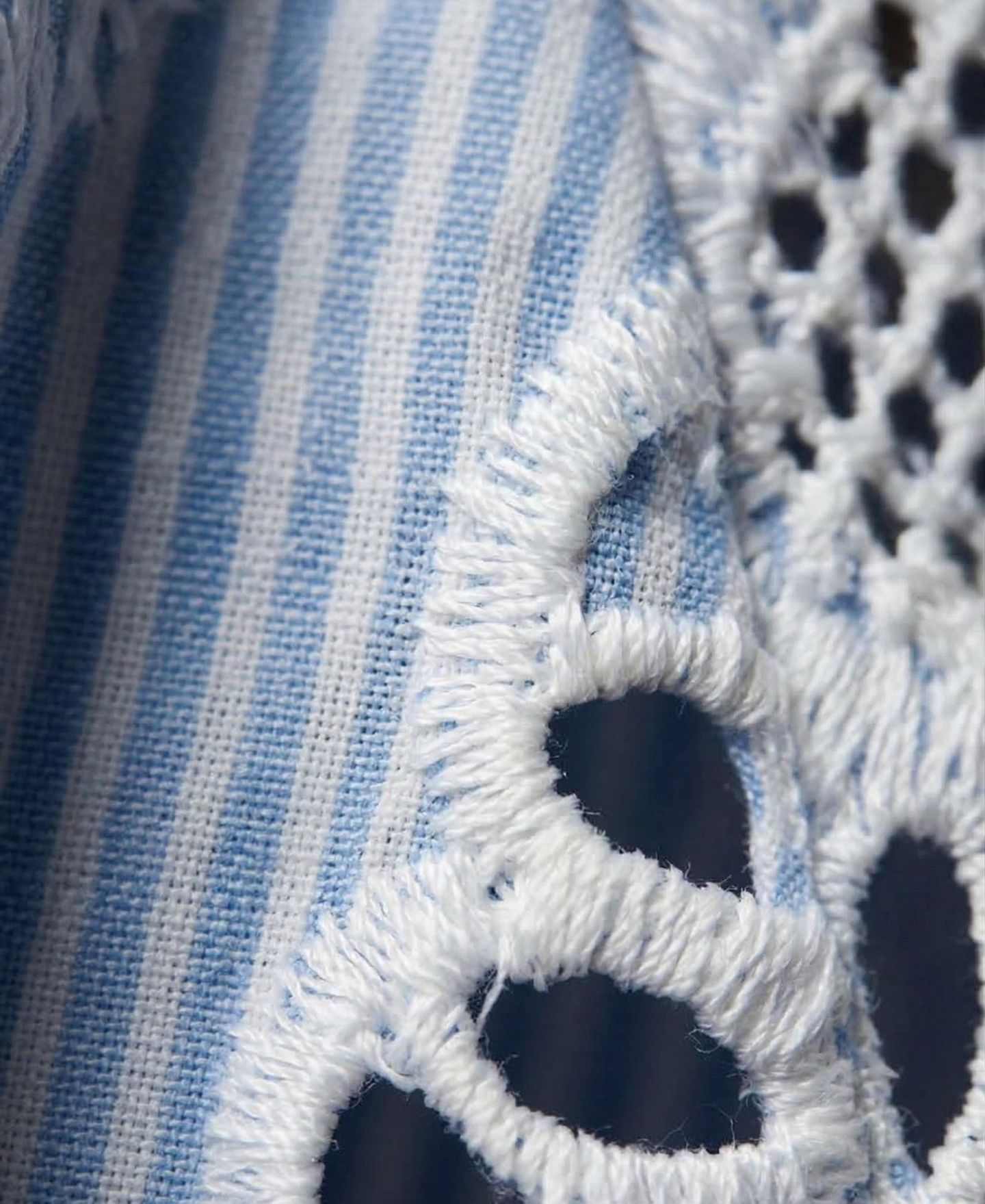 Женская рубашка Modenaire Striped Eyelet Collared Button-Down — фото 8
