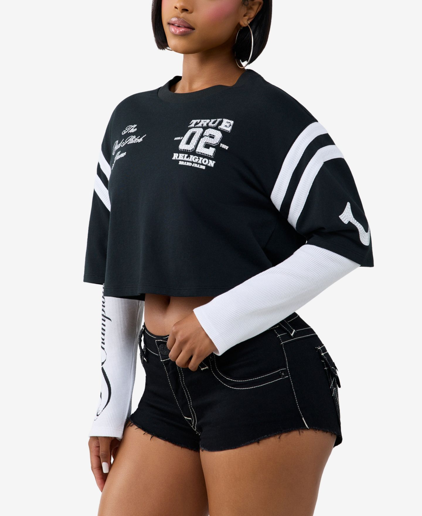 Женская укороченная футболка True Religion Crystal Sporty с принтом и длинным рукавом, цвет: Blackwht — фото 2