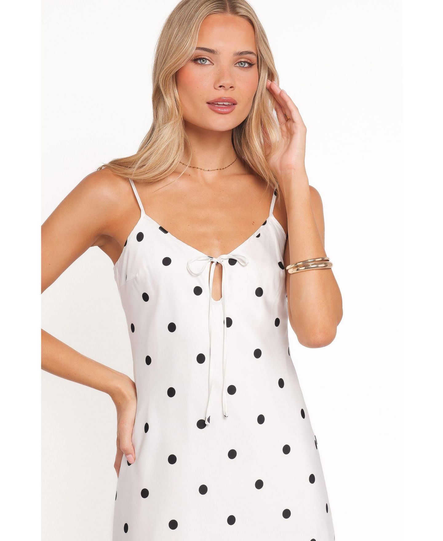 Женское платье Petal and Pup Jamila V-Neck Sleeveless Midi, цвет: Белый в горошек — фото 5