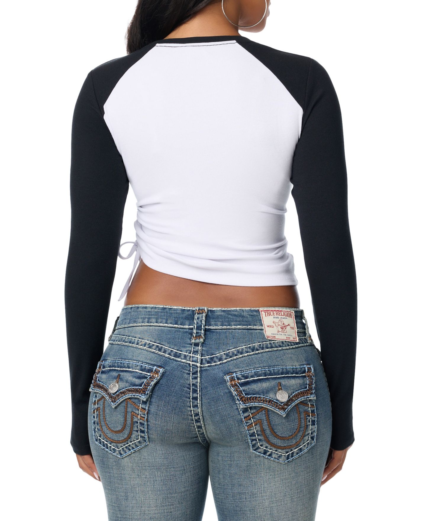 Женская футболка True Religion Asymmetrical Raglan Long-Sleeve Crewneck Graphic, цвет: Белый / Чёрный — фото 3