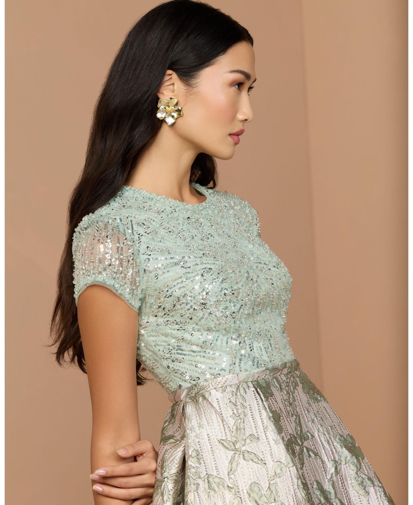 Женские платья Mac Duggal Beaded Cap Sleeve Ball Gown with Metallic Brocade Skirt, цвет: Шалфейный — фото 5