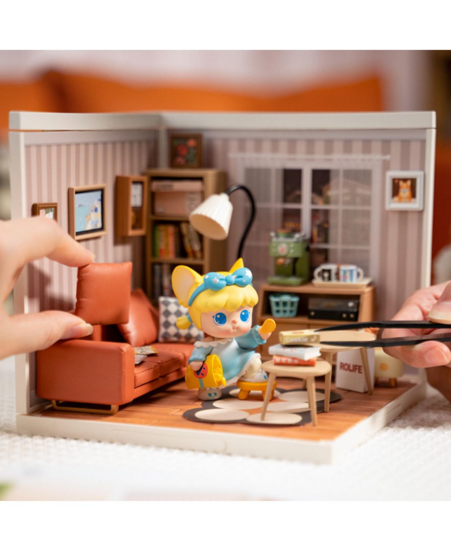 Детские аксессуары для кукол Robotime Cozy Living Lounge Wood Miniature Dollhouse Kit with Detailed Interior, Ages 14+ — фото 5