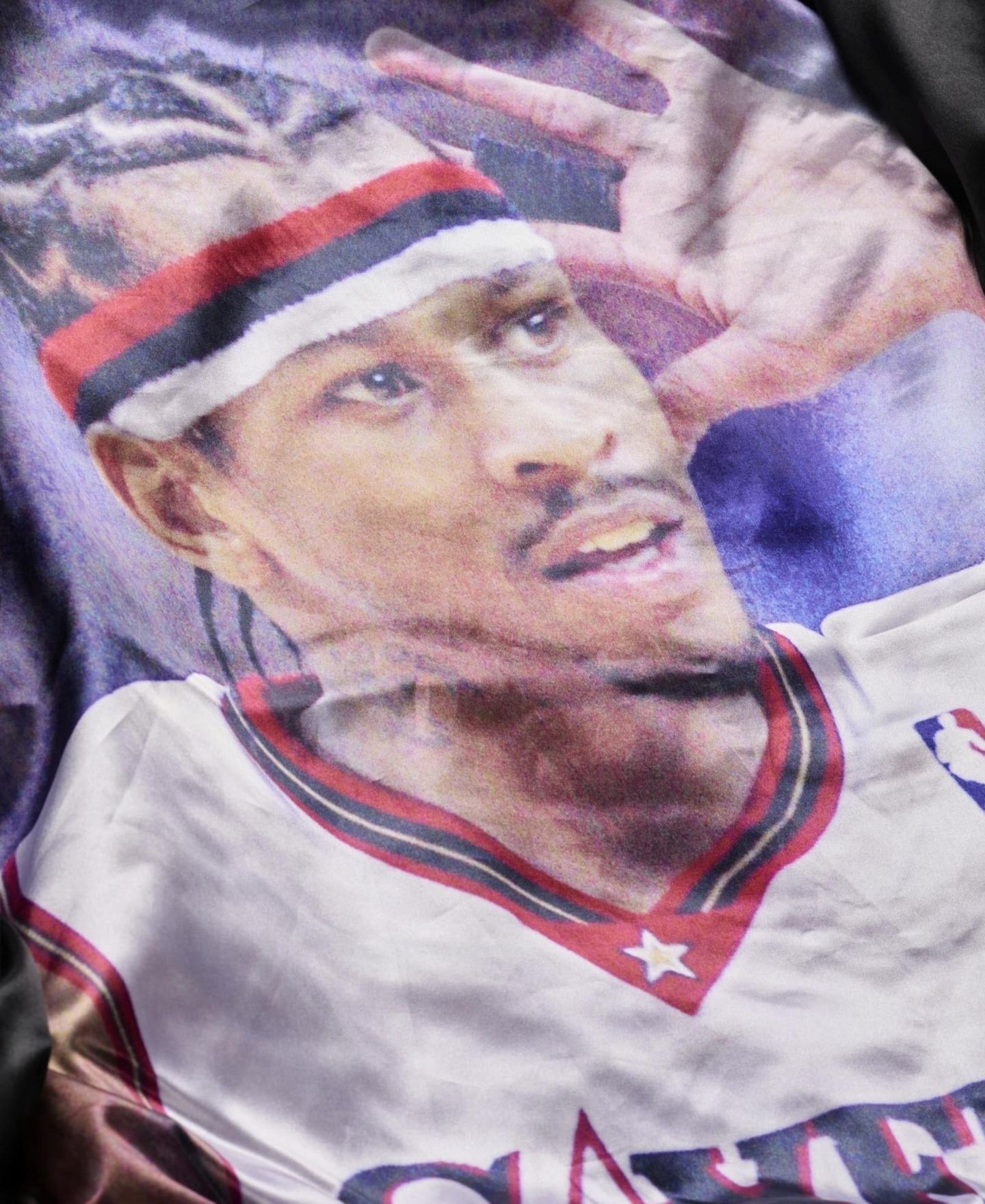 Мужская куртка Mitchell & Ness Allen Iverson Red Philadelphia 76ers Player Lightweight Satin — фото 7