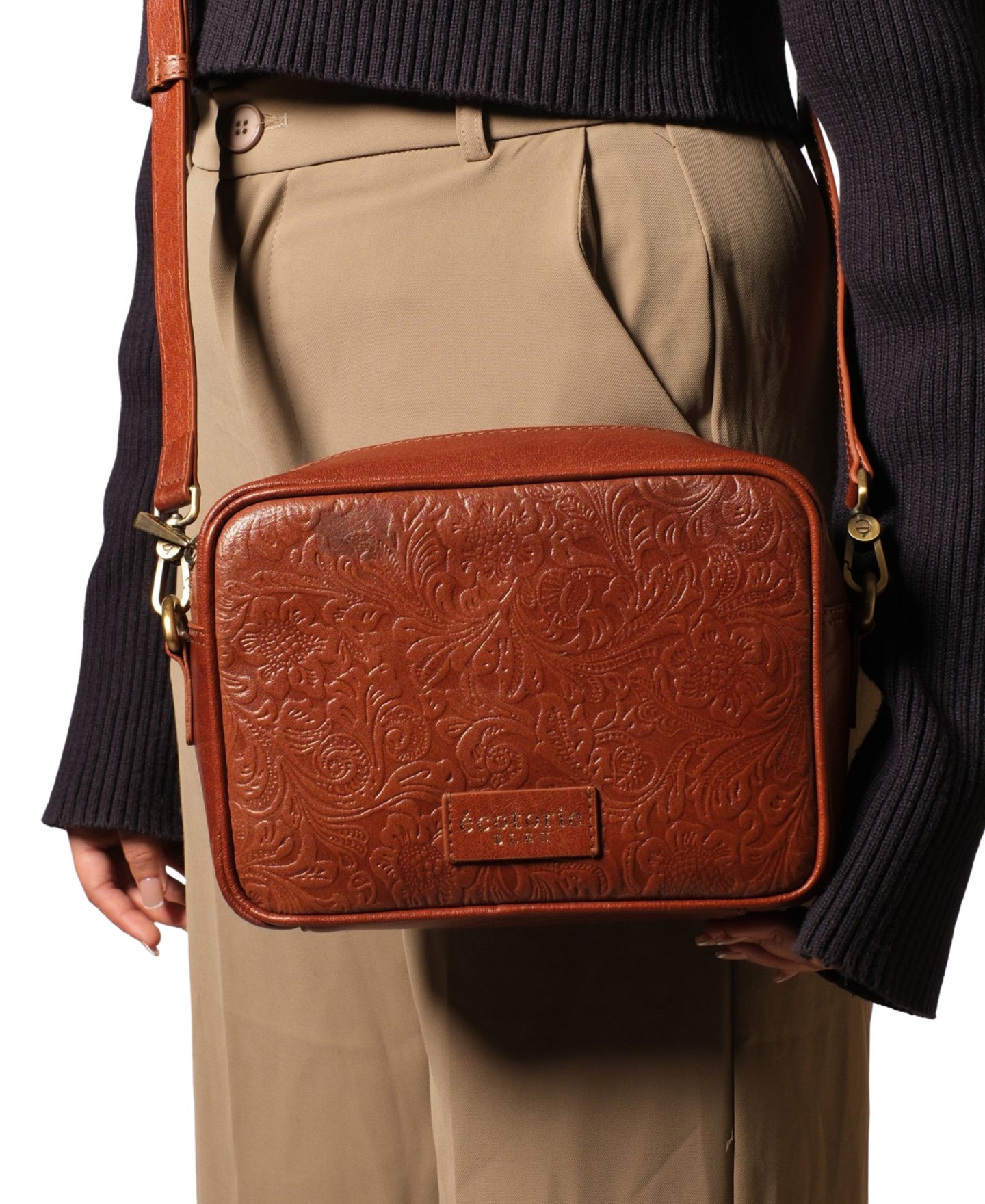 Женская сумка Ecotorie Knoxville Floral-Embossed Adjustable Leather Crossbody, цвет: Коньячный — фото 6