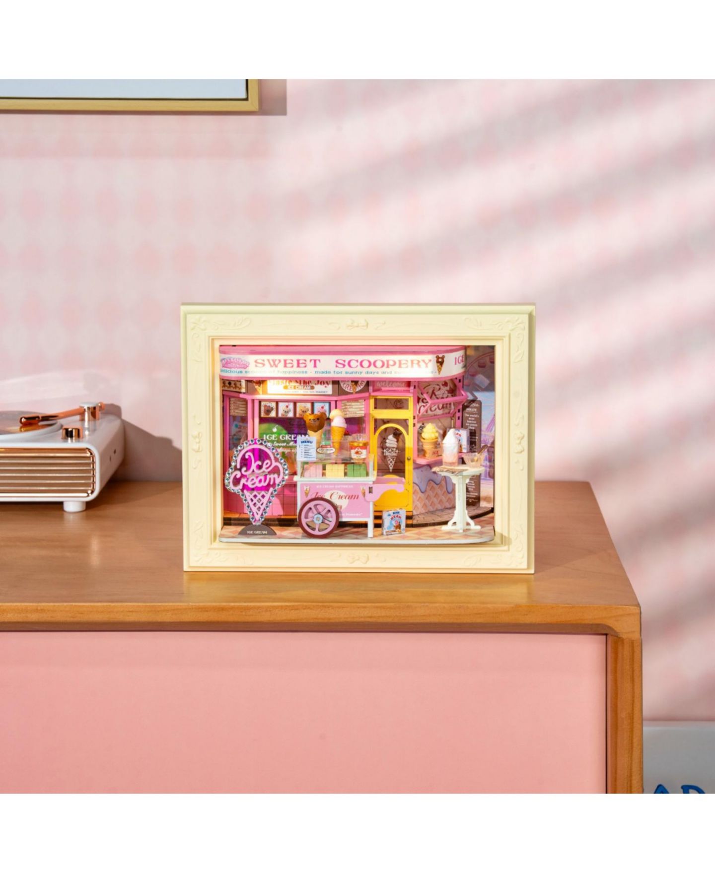 Детские куклы Robotime Sweet Scoopery Ice Cream Shop Wood Shadow Box DIY Kit, Ages 14+ — фото 1