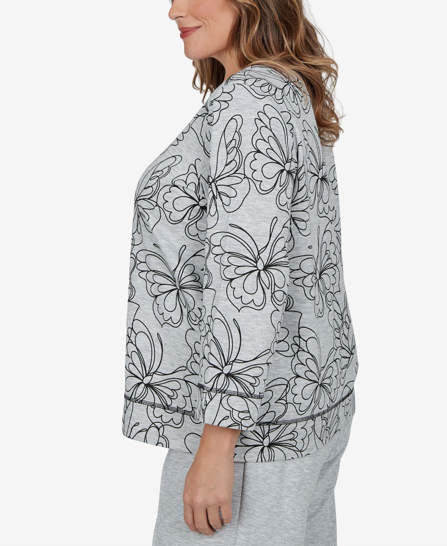 Женская футболка Alfred Dunner Plus Size Butterfly-Print 3/4-Sleeve, цвет: Granite — фото 3