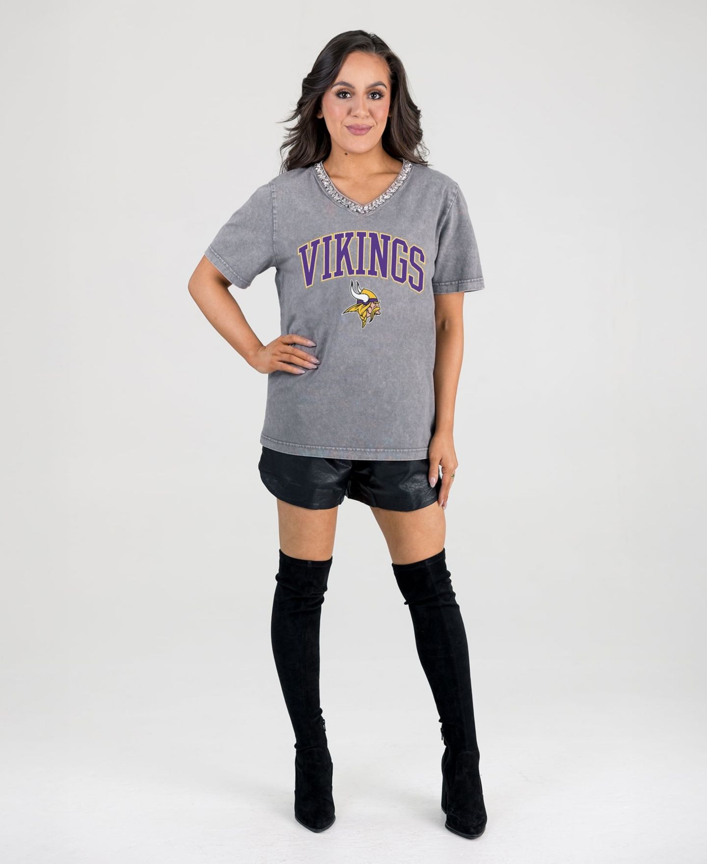Женская футболка Gameday Couture Gray Minnesota Vikings Relaxed Iconic Edge Rhinestone V-Neck — фото 3