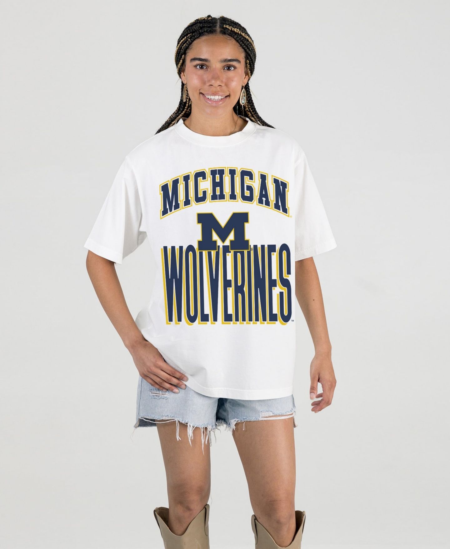 Женская футболка Gameday Couture Cream Michigan Wolverines Oversized Fierce Focus — фото 1