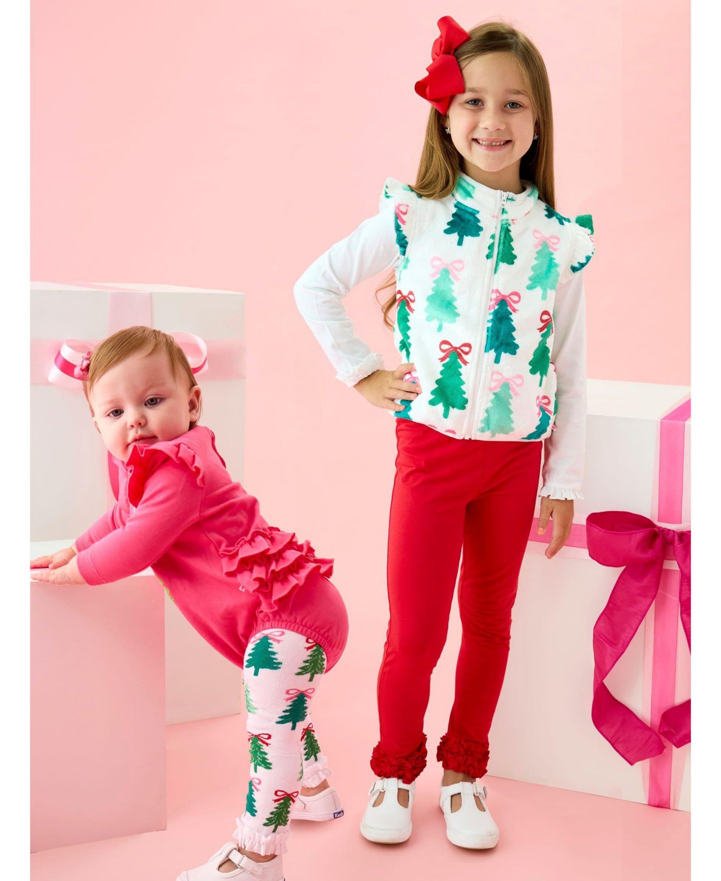 Жилет RuffleButts Quarter-Zip Ruffle Mock-Neck Fleece для девочек, цвет: Christmas Tree Bows — фото 6