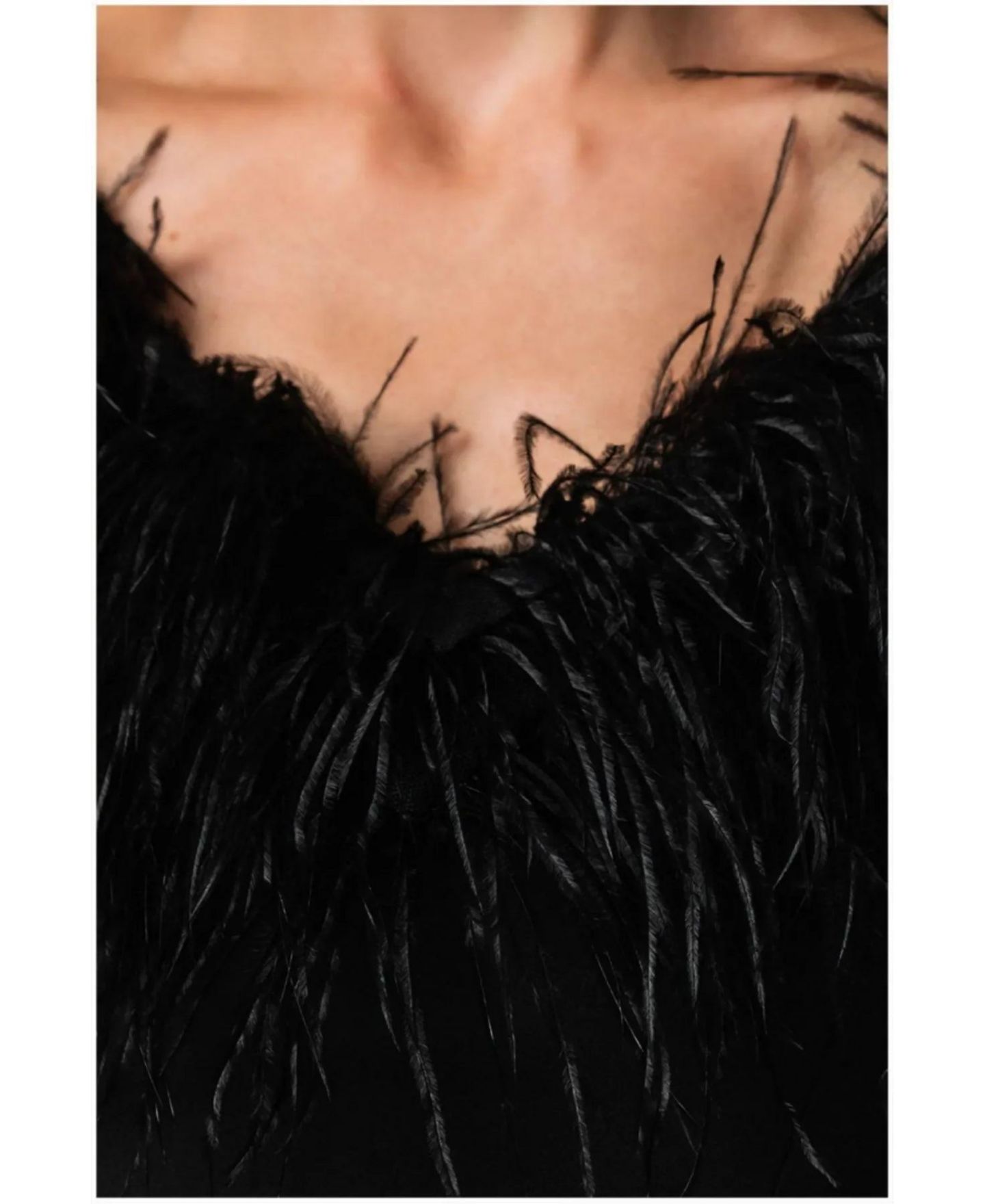 Женское платье Luna Fashion House Dora Crepe V-Neck Sheath with Removable Feather Collar and Crystal Waist Bar, цвет: Чёрный — фото 5