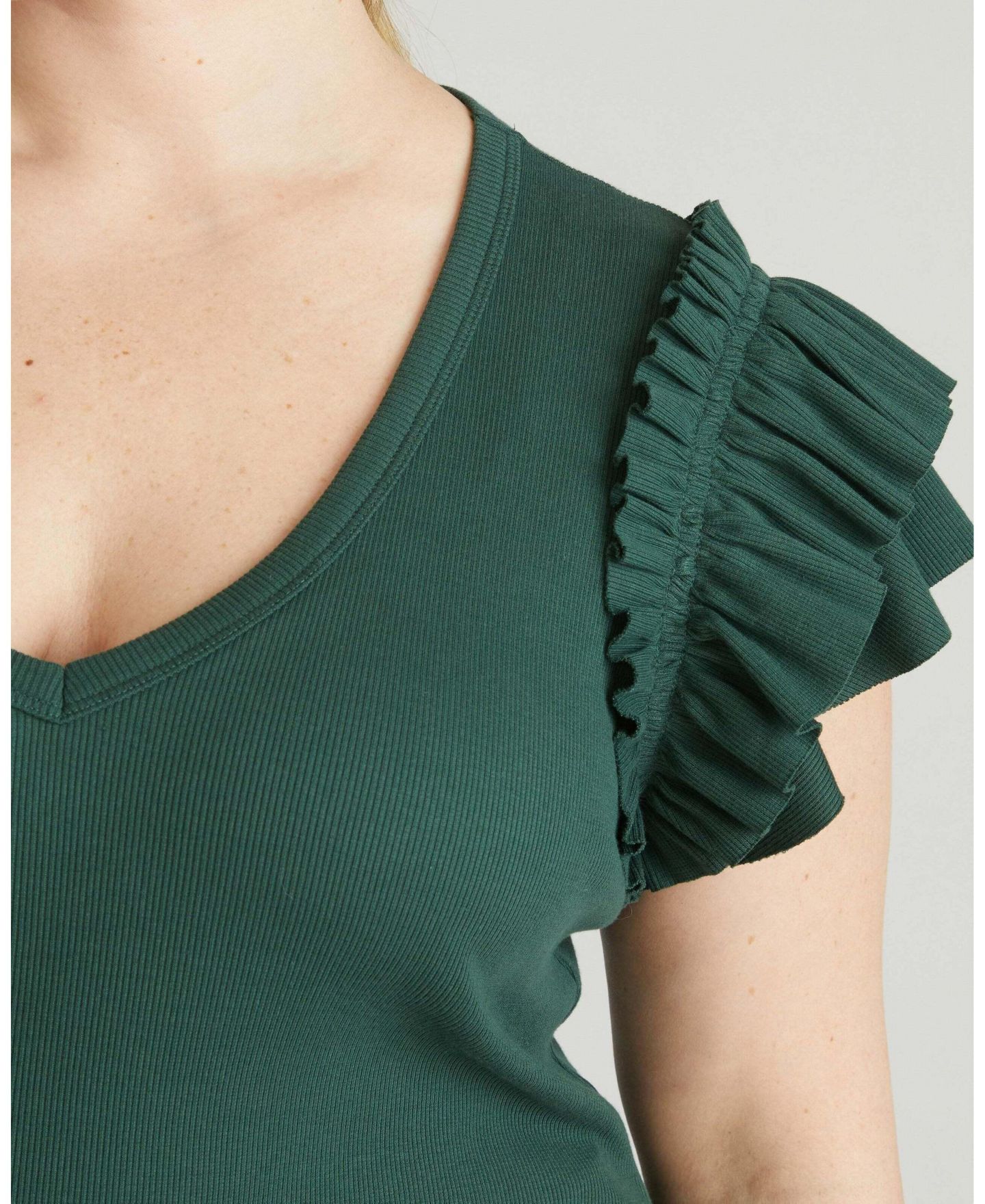 Женский топ Universal Standard Plus Size Magnolia V-Neck Ribbed Ruffle, цвет: Conifer — фото 4