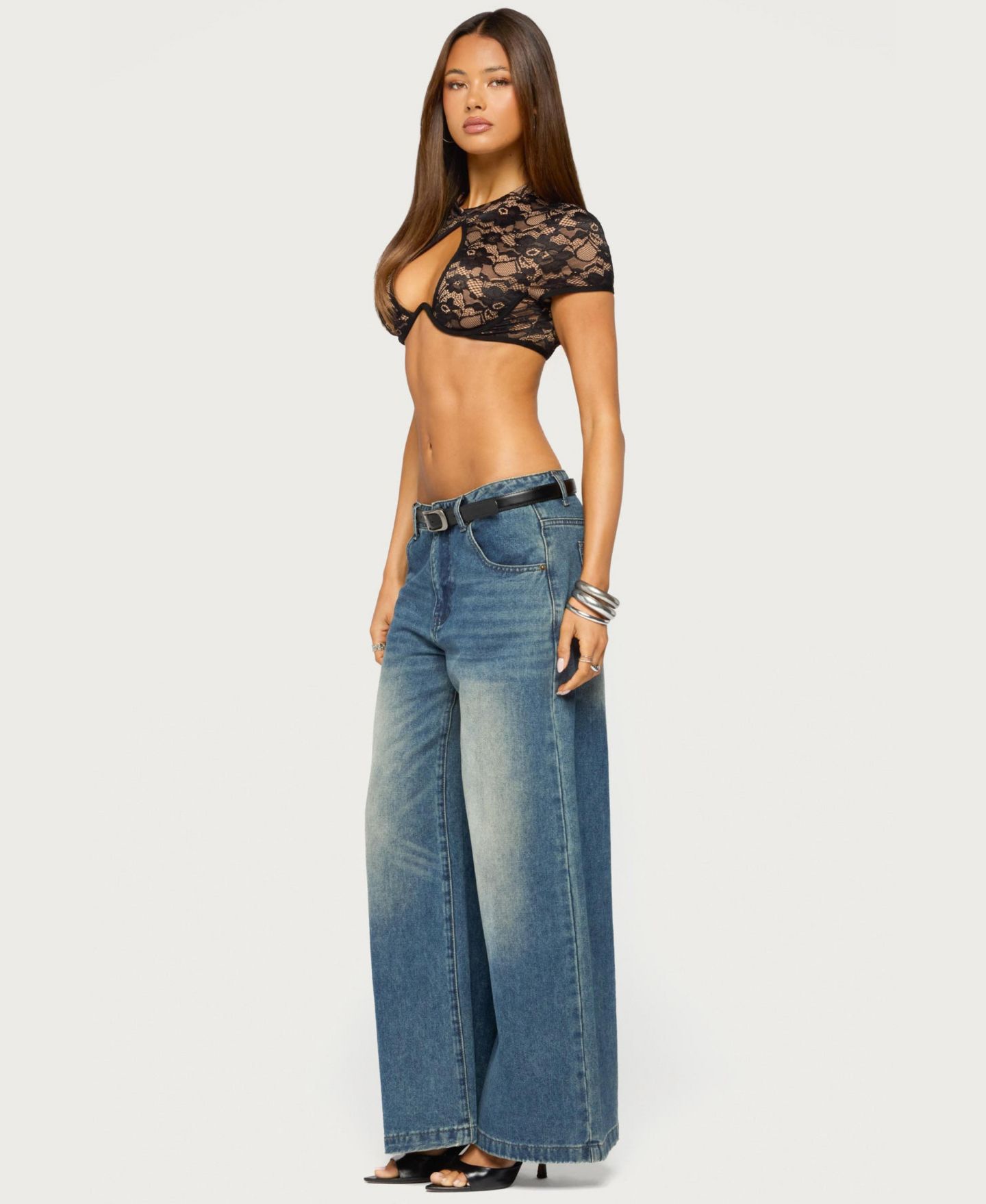 Женский топ Edikted Doli Lace Keyhole-Cutout Short-Sleeve Crop, цвет: Чёрный — фото 3