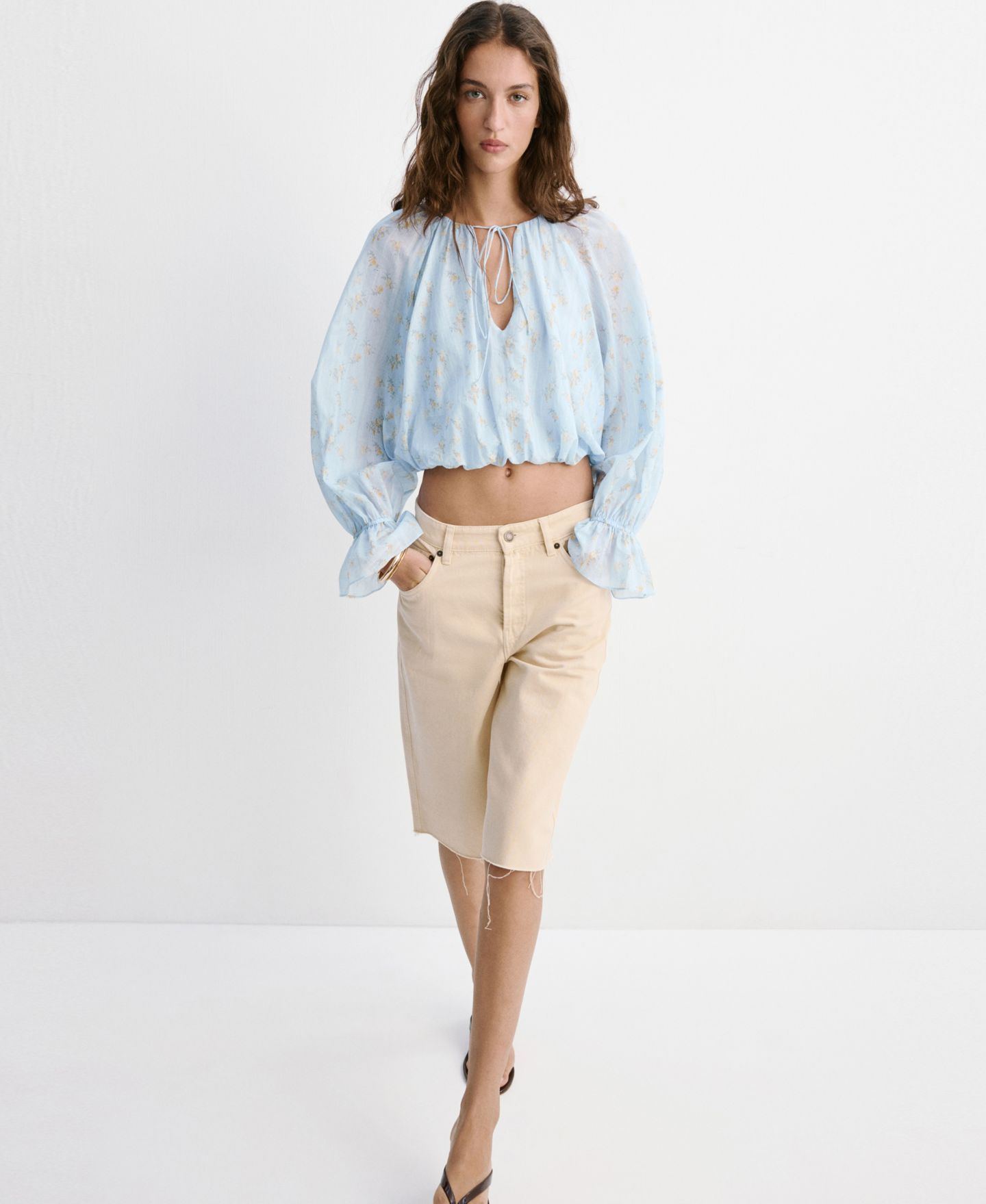 Женская блузка Mango Corgi Floral-Print Cropped Long-Sleeve V-Neck, цвет: Синий — фото 2
