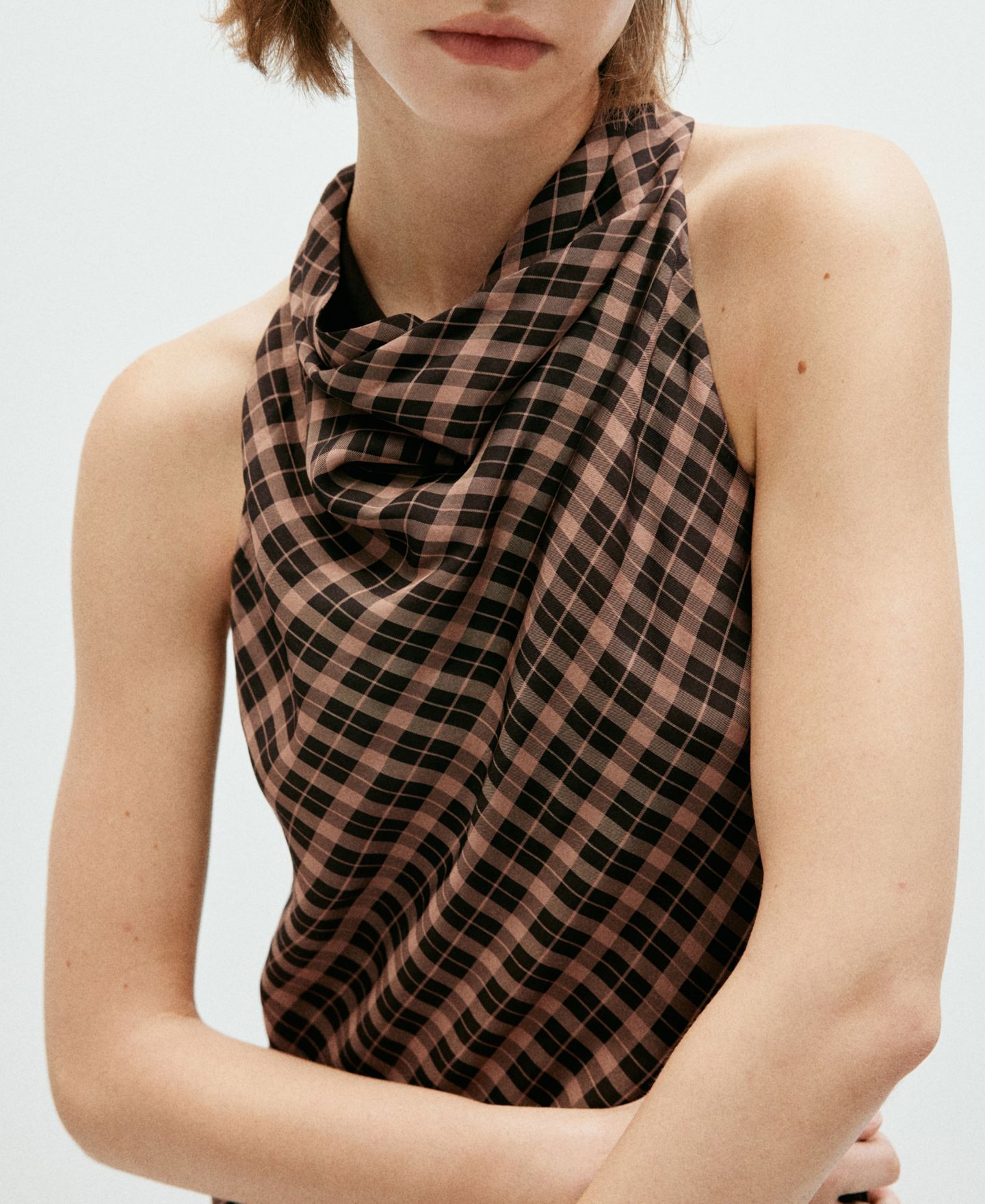 Женская блузка Mango Draped-Neck Plaid Sleeveless, цвет: Коричневый — фото 4