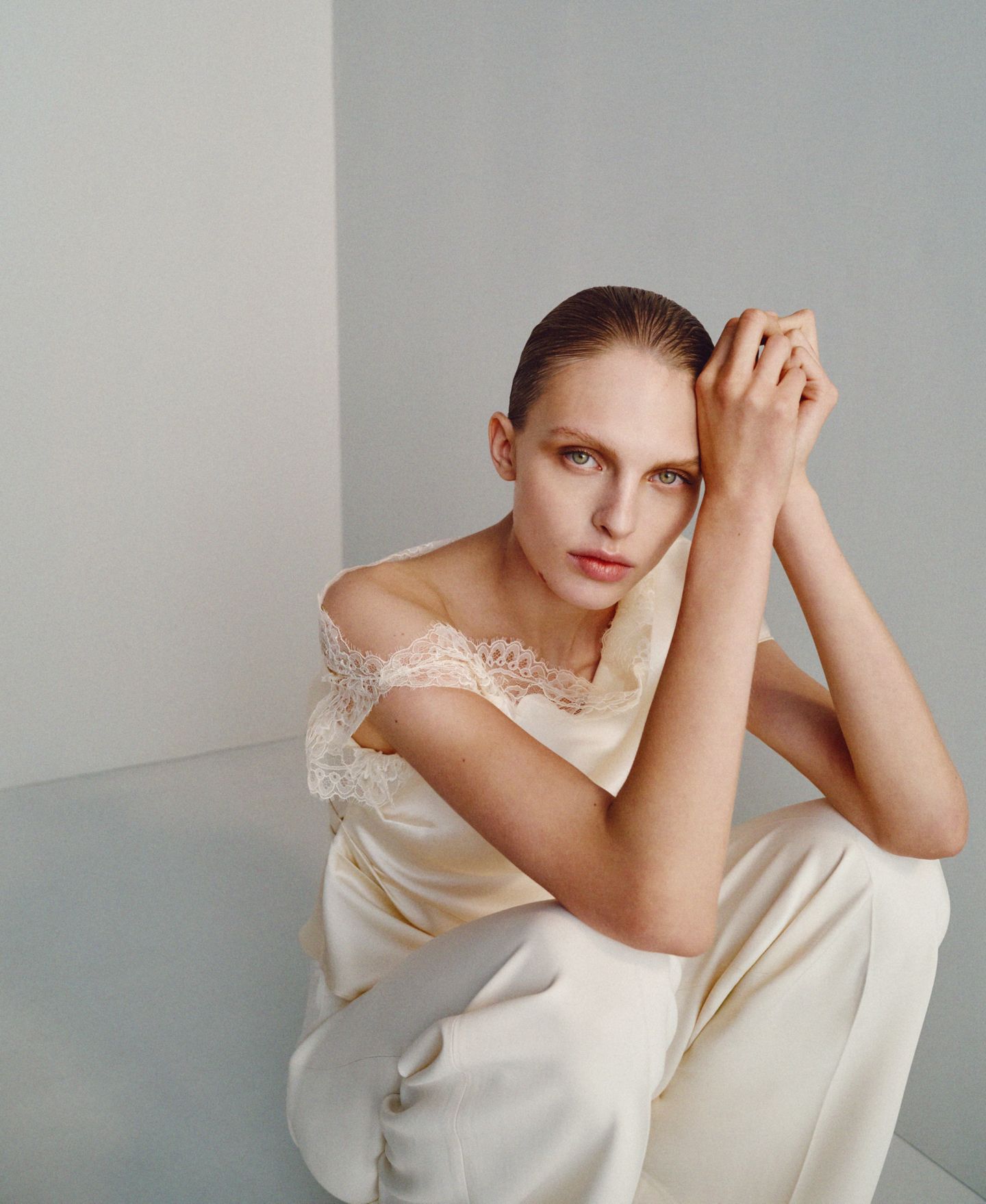 Женская блузка Mango One-Shoulder Satin Lace, цвет: Экрю — фото 5