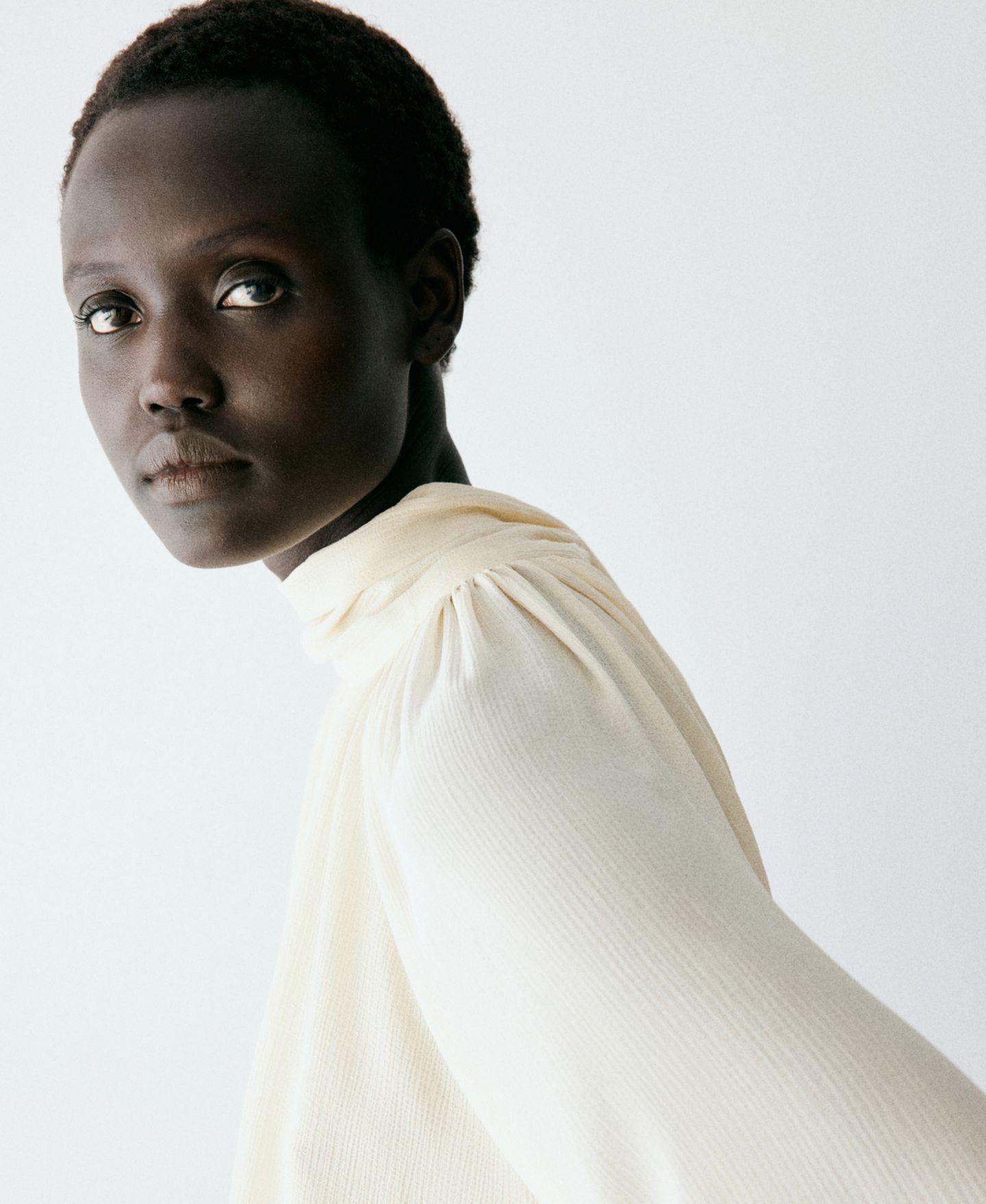 Женская блузка Mango Nube Puffed-Sleeve Mock-Neck Ruched, цвет: Молочный белый — фото 3
