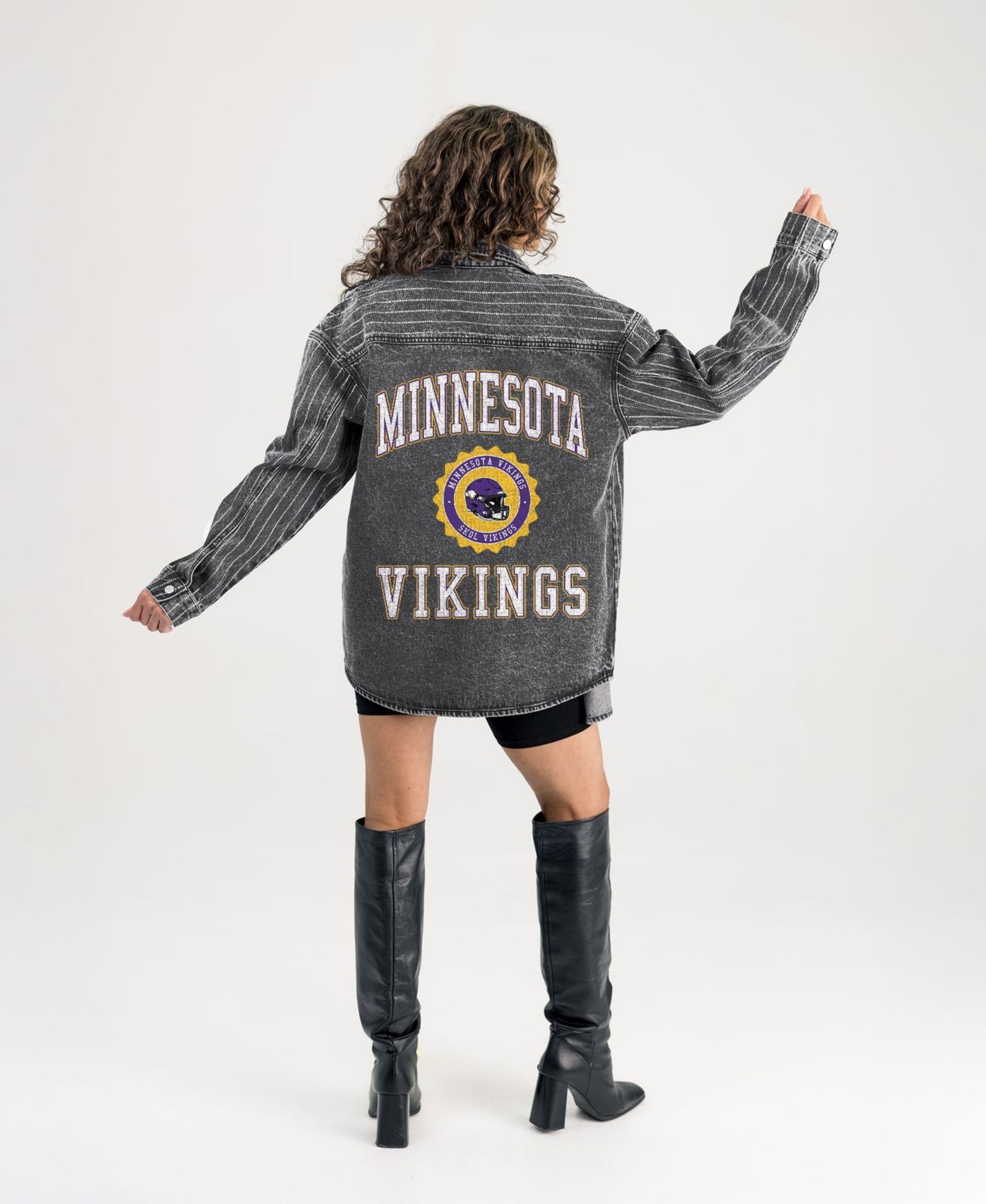 Женская рубашка Gameday Couture Black Minnesota Vikings Oversized Style's the Limit Micro-Rhinestone Stripe Washed Denim Button Up Overshirt — фото 3