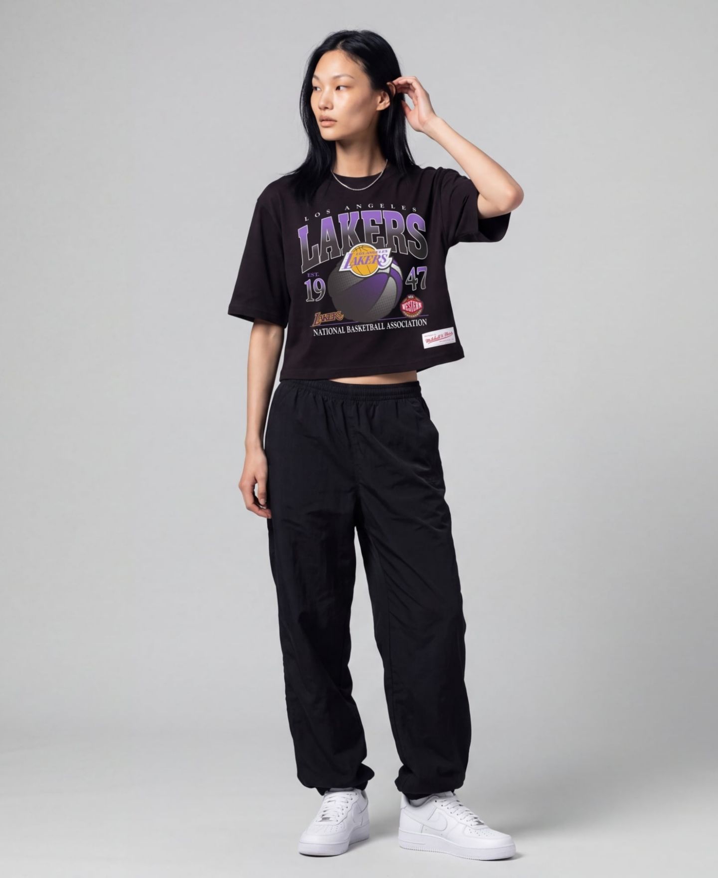 Женская футболка Mitchell & Ness Mitchell Ness Black Los Angeles Lakers Street Graphic Boxy Crop — фото 1