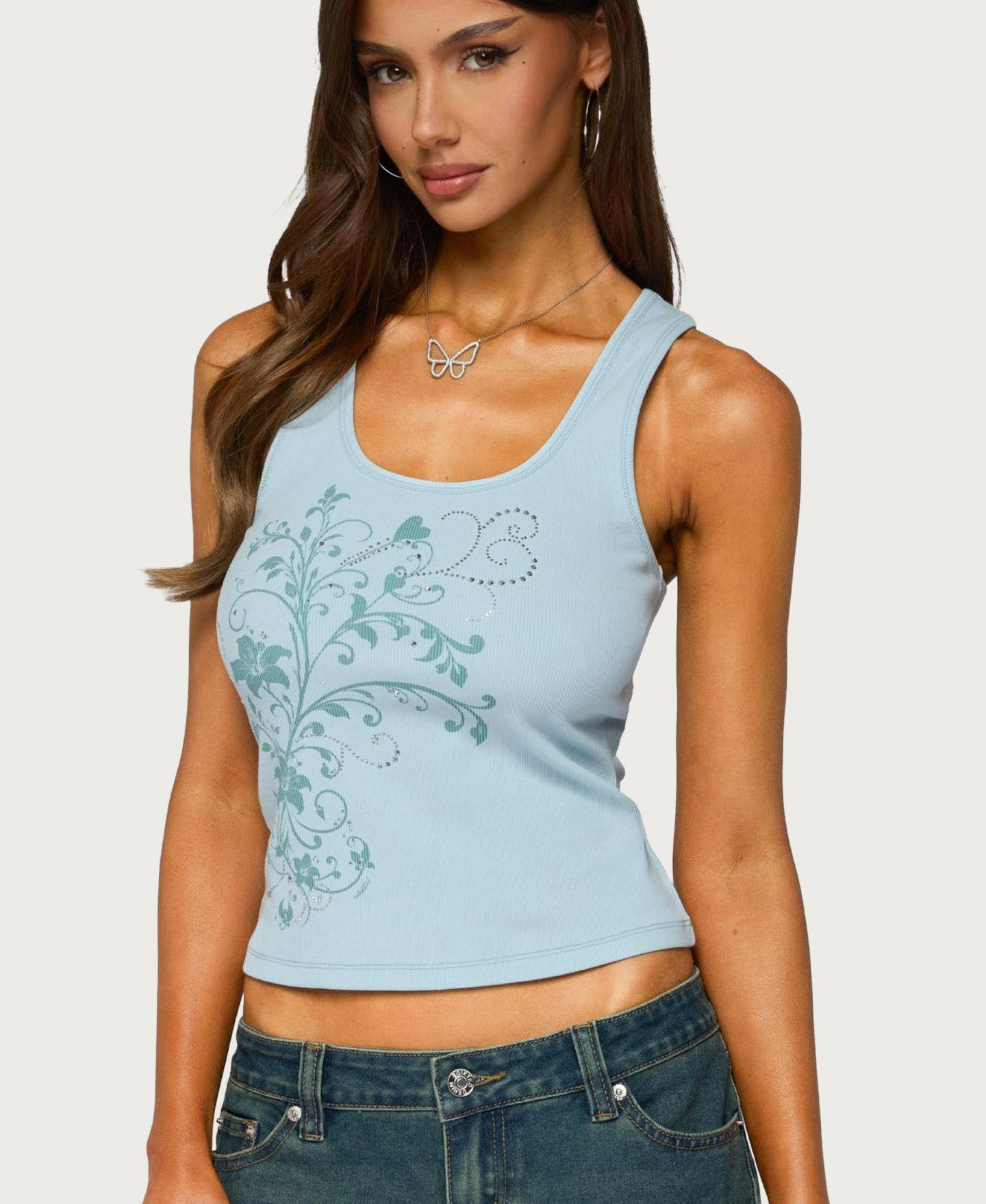 Женский топ Edikted Veila Sleeveless Scoop Neck Rhinestone Graphic, цвет: Светлый синий — фото 1