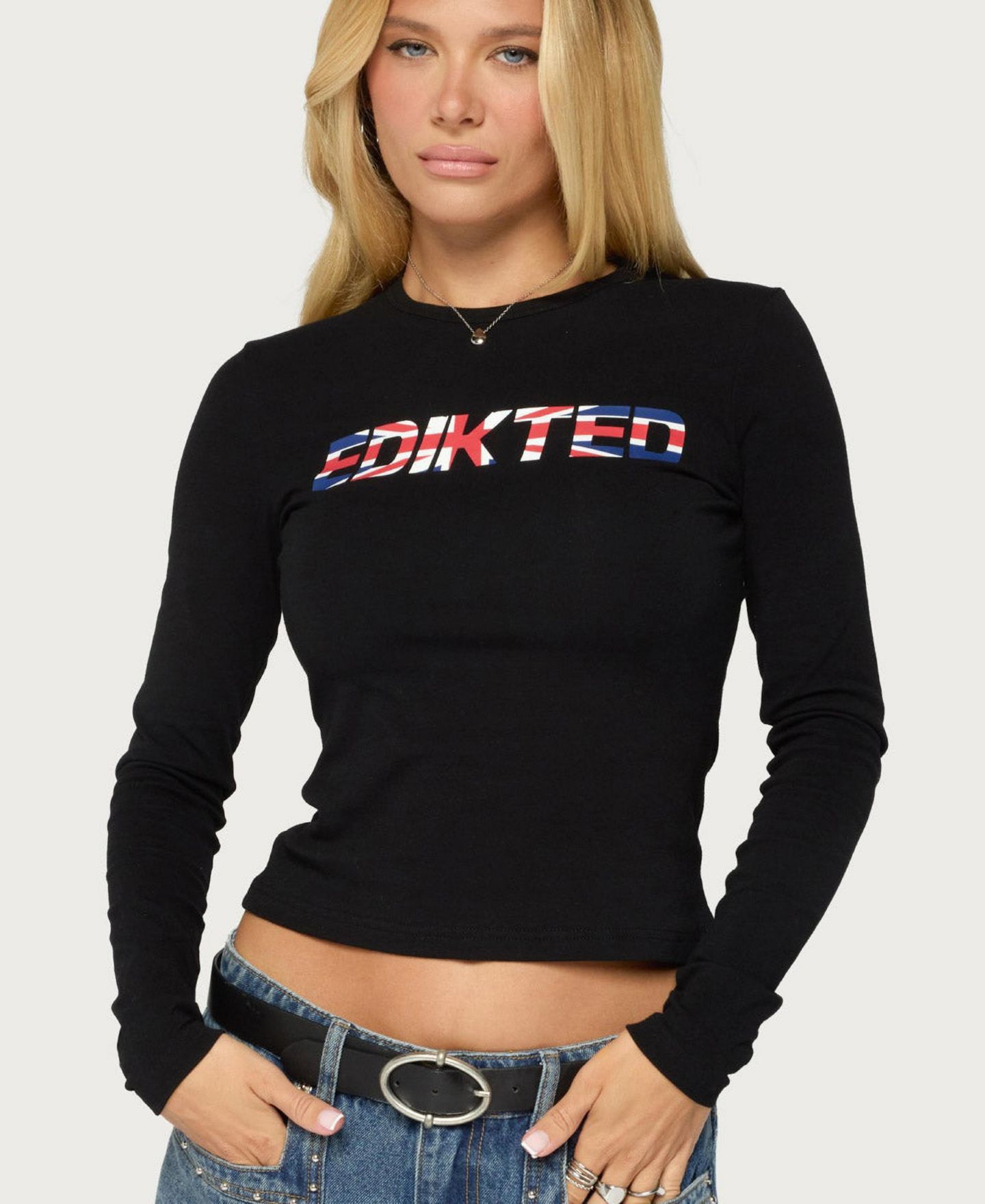 Женская футболка Edikted London Graphic Long-Sleeve Crewneck, цвет: Чёрный — фото 1