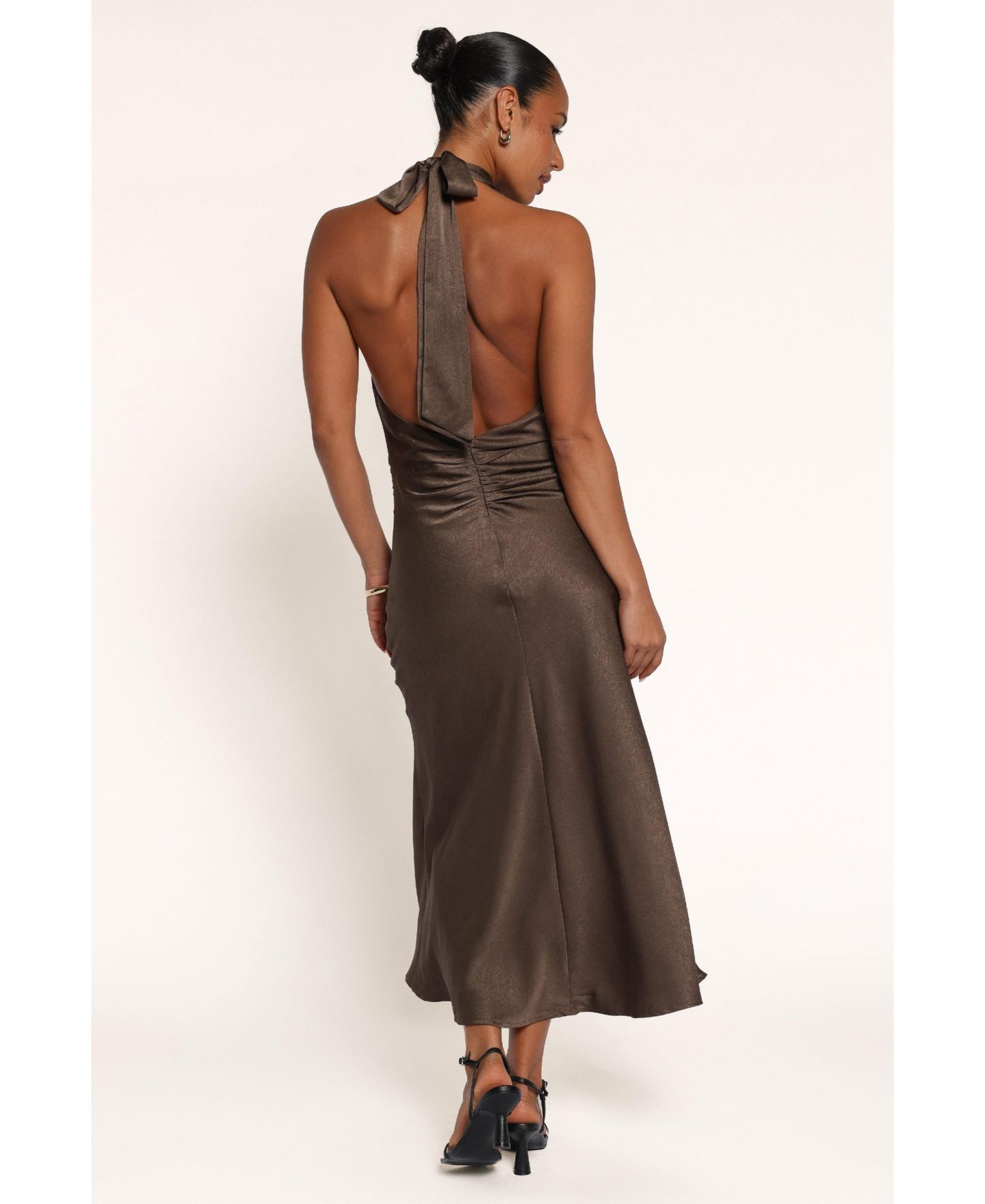 Женское платье Petal and Pup Briellen Cowl Halter Ruched Midi, цвет: Оливковый — фото 2