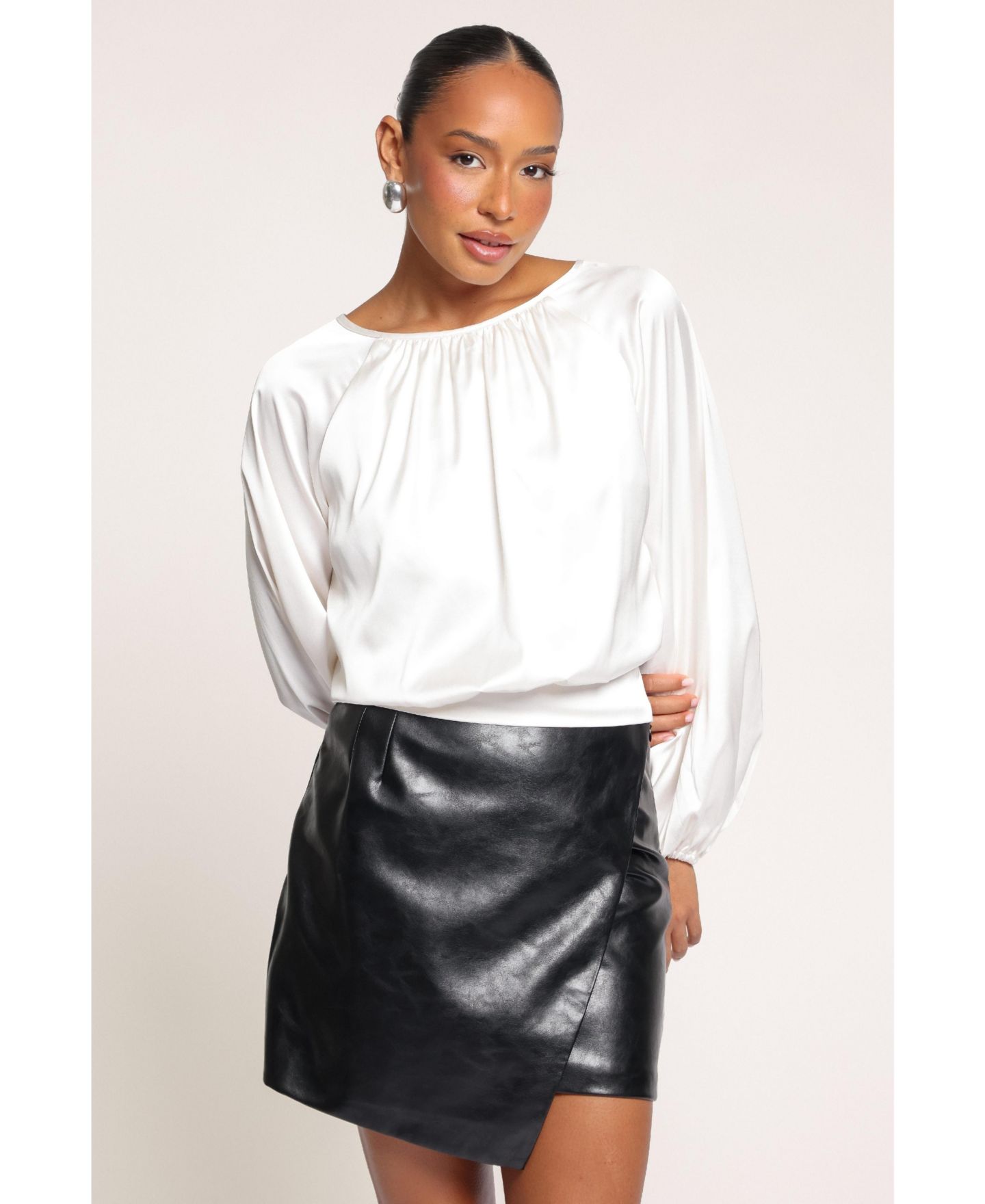 Женская блузка Petal and Pup Remi Open Back Long Sleeve Satin, цвет: Кремовый — фото 1