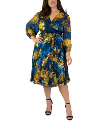 Maree Pour Toi - Plus Size Burnout Wrap Dress