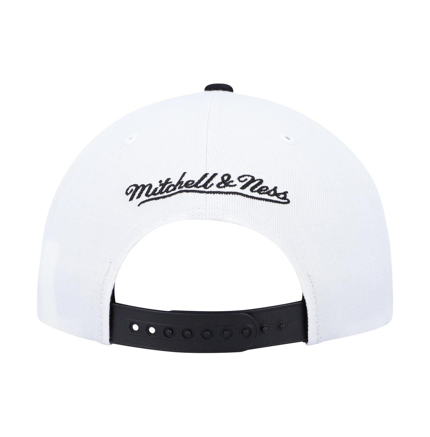 Мужская кепка Mitchell & Ness Black and White Chicago Bulls NBA Day One Snapback Hat — фото 3