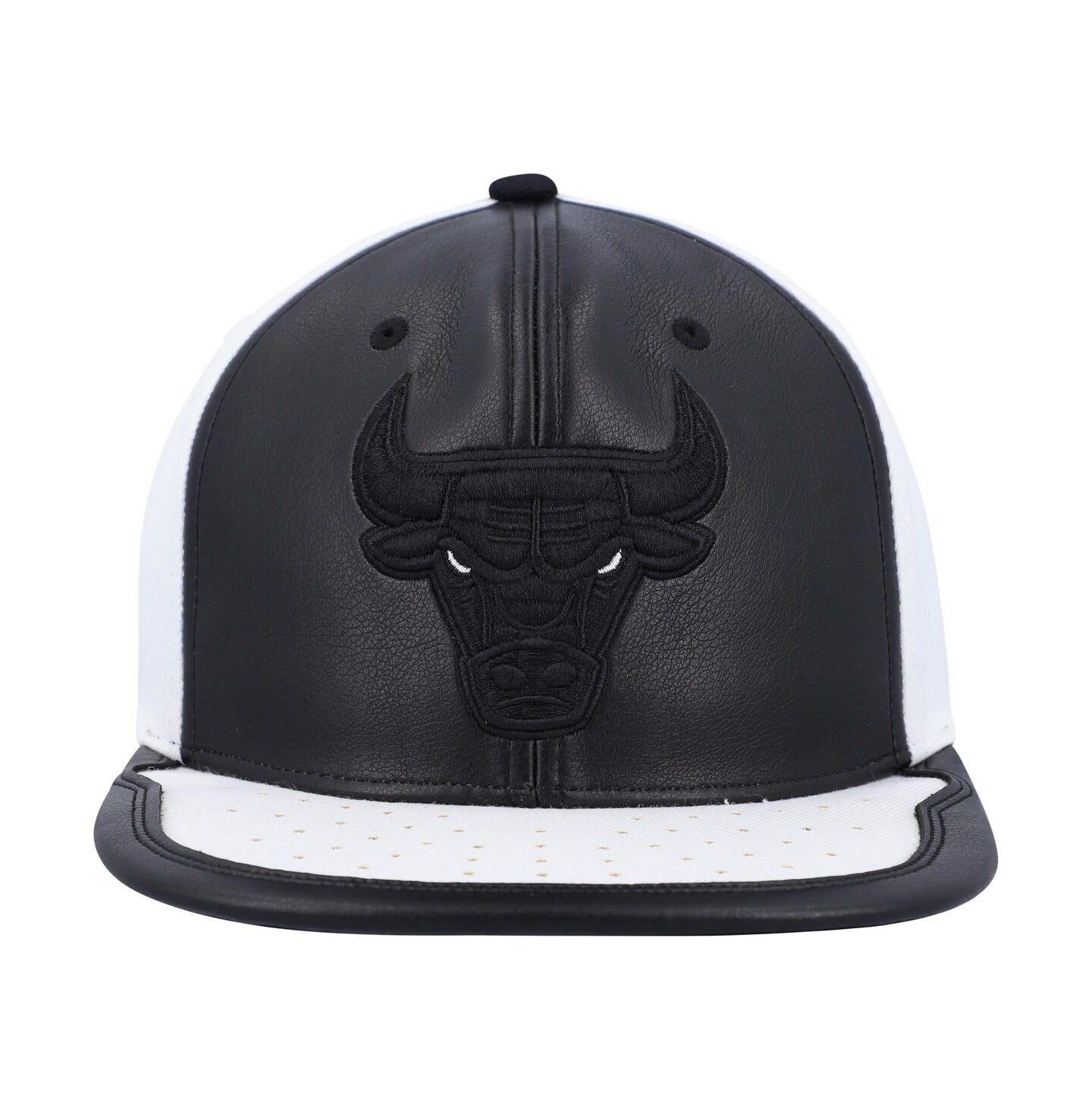 Мужская кепка Mitchell & Ness Black and White Chicago Bulls NBA Day One Snapback Hat — фото 4