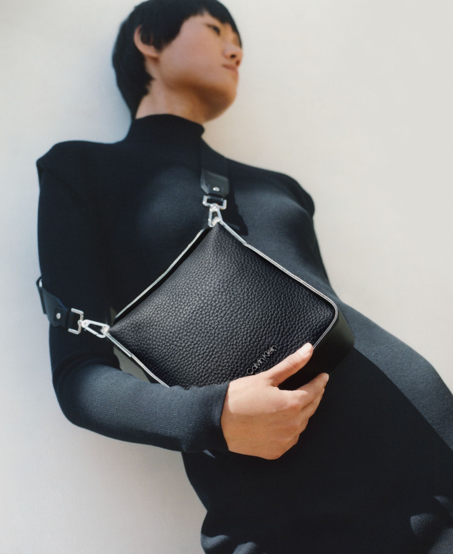 Женская сумка Calvin Klein Fay Mini Adjustable Crossbody with Magnetic Top Closure, цвет: Чёрный / Серебристый — фото 3