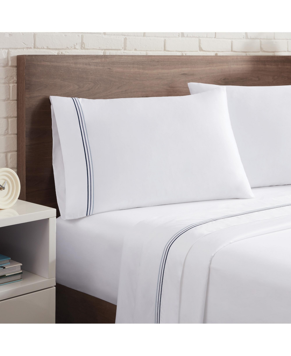 Aston and Arden Sateen Sheet Set, 1 Flat Sheet, 1 Fitted Sheet, 2 Pillowcases, 600 Thread Count, Sateen Cotton, Pristine White with Fine Baratta