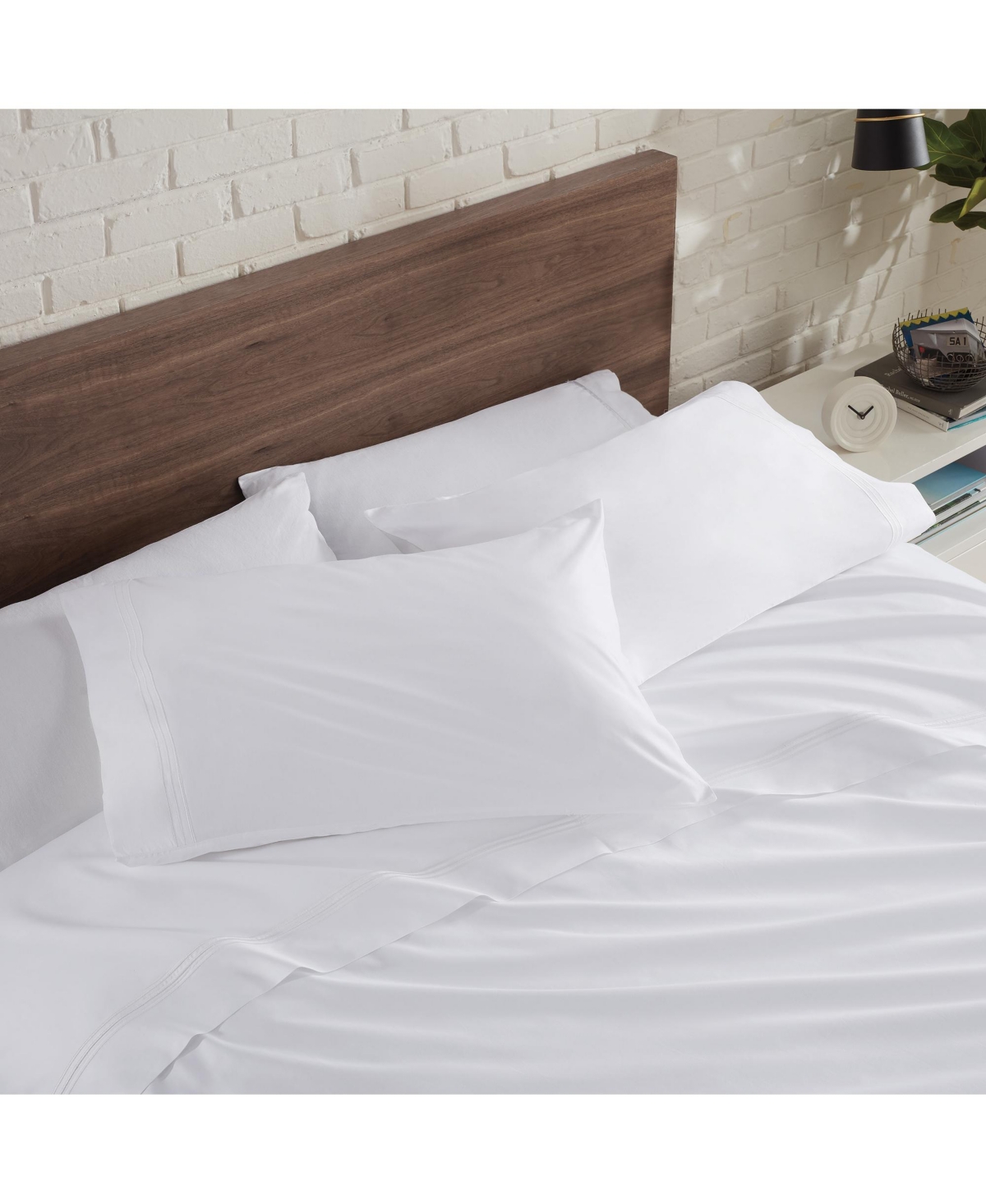 Aston and Arden Sateen Sheet Set, 1 Flat Sheet, 1 Fitted Sheet, 2 Pillowcases, 600 Thread Count, Sateen Cotton, Pristinewith Fine Baratta